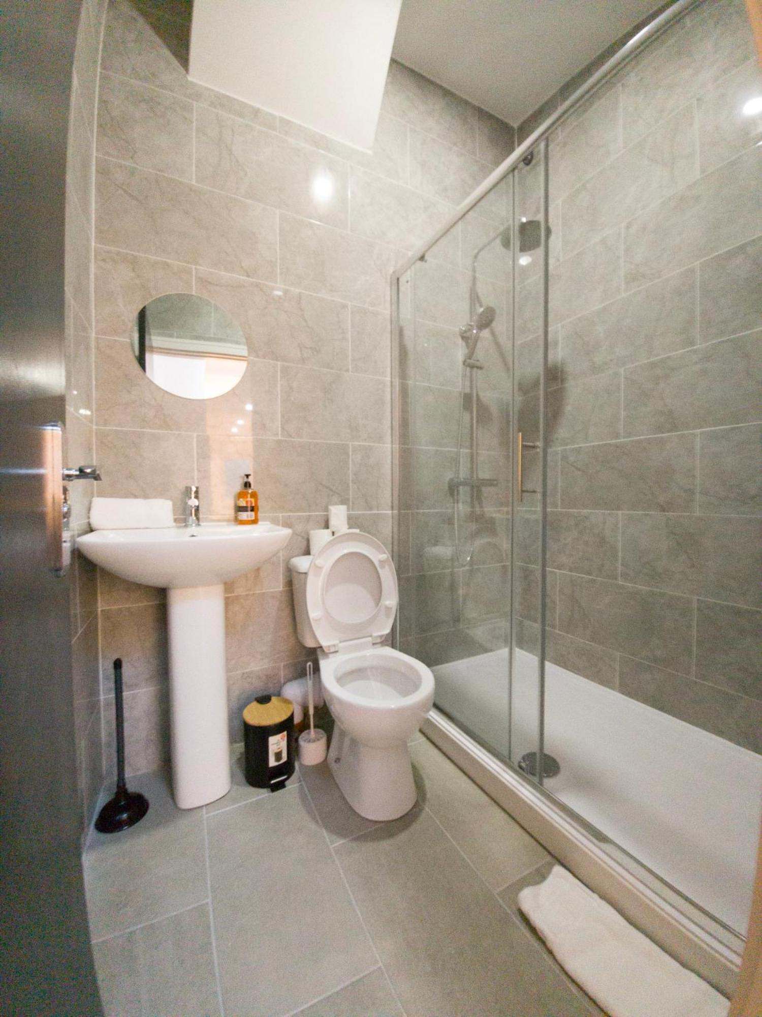 Apartment Plenty Of Parking Available; 3 Bedroom By Promise *
