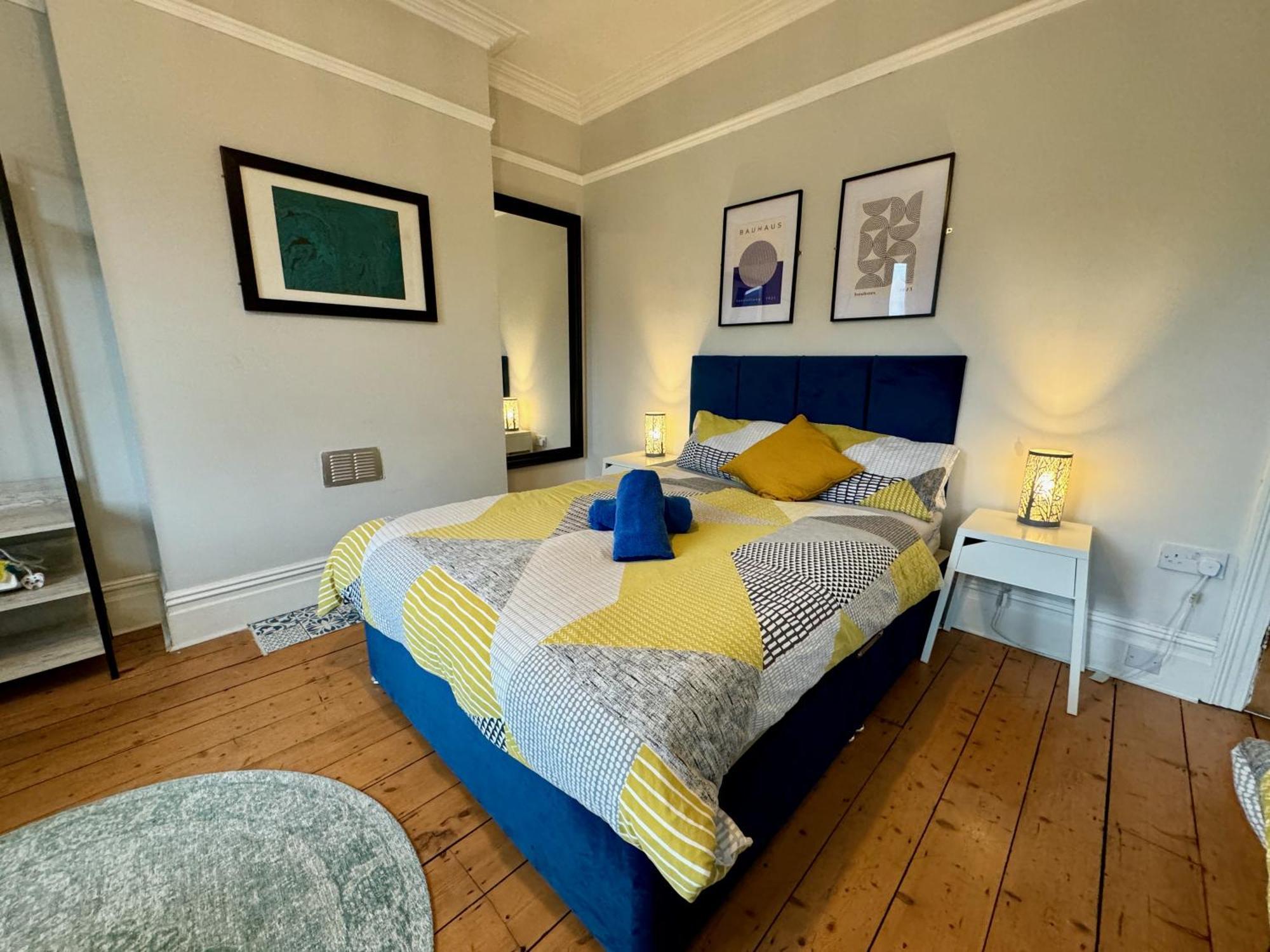Large Citycentre Townhouse & Hot Tub, Pool Table And Offroad Parking Holiday home