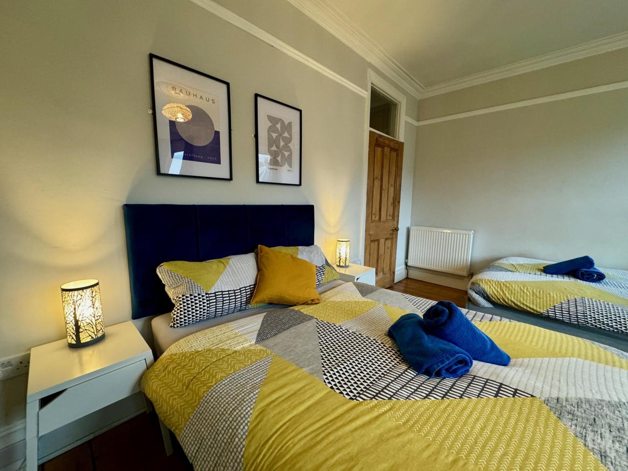 Large Citycentre Townhouse & Hot Tub, Pool Table And Offroad Parking *