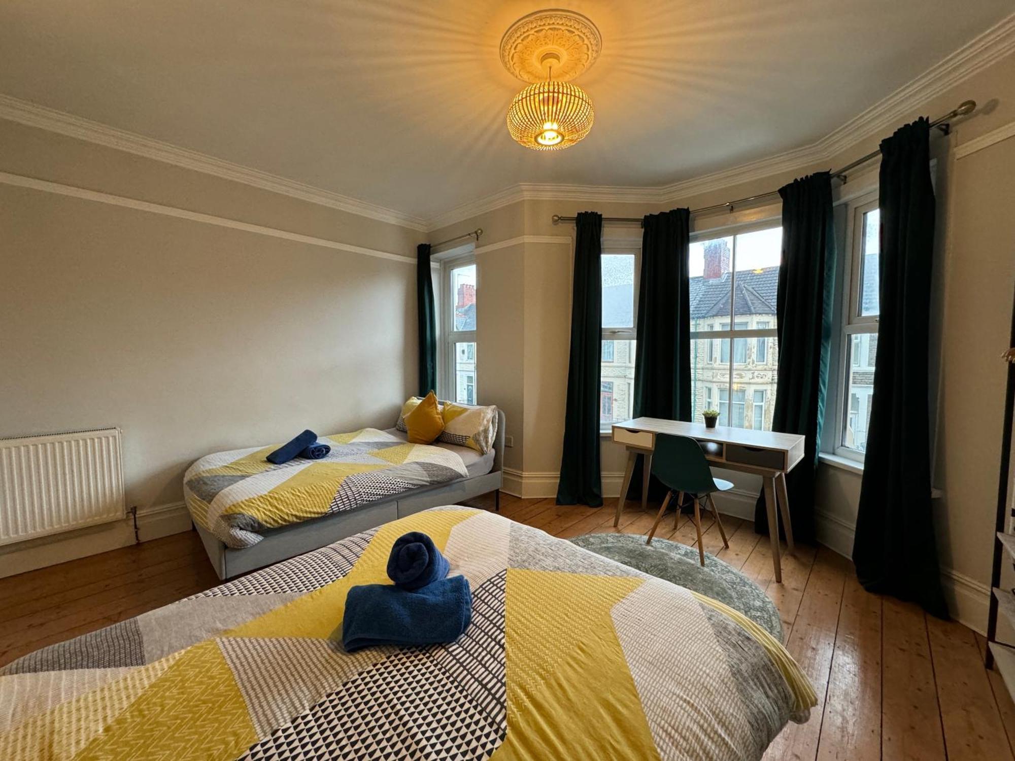 Large Citycentre Townhouse & Hot Tub, Pool Table And Offroad Parking Holiday home Cardiff