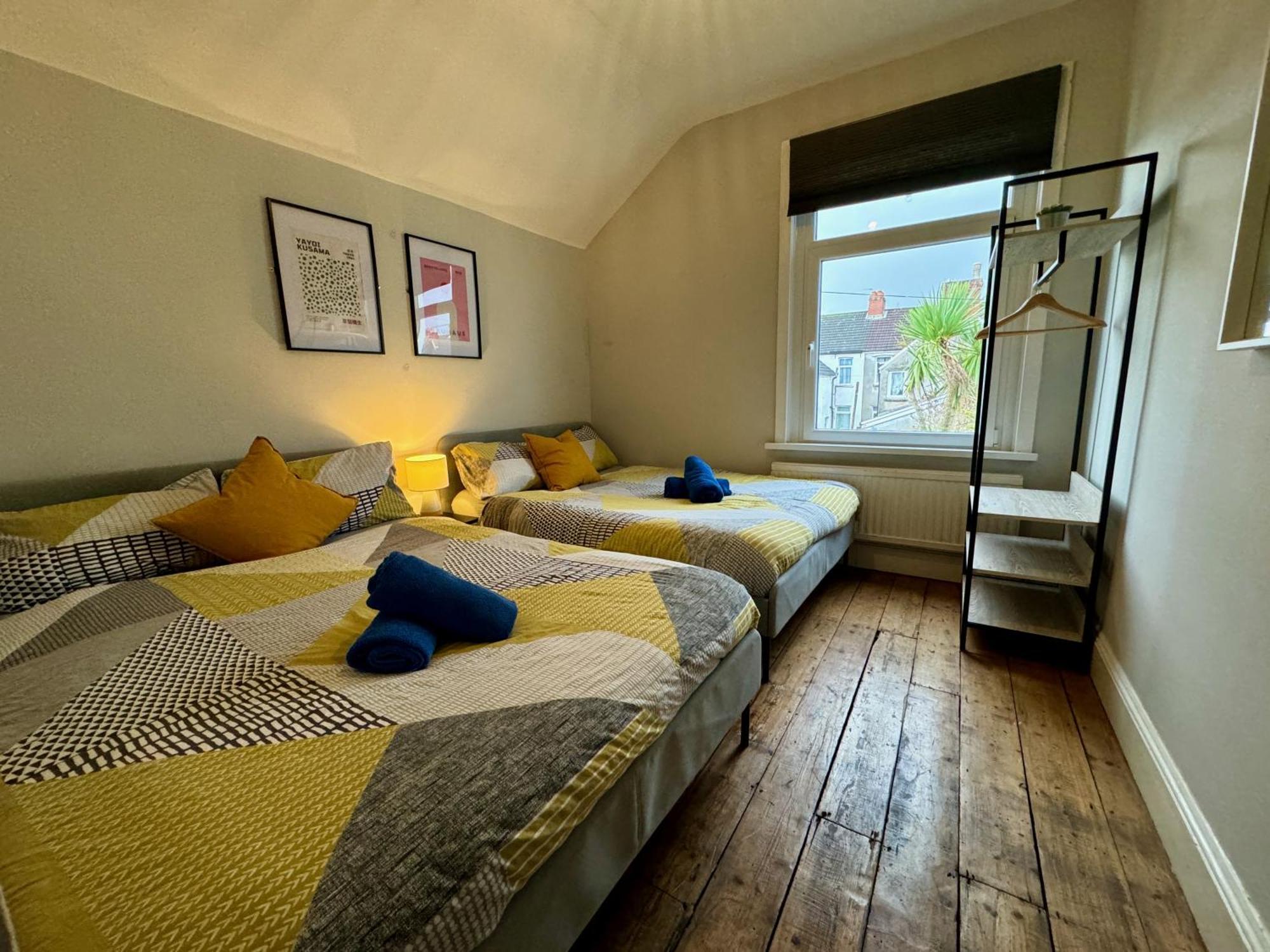 Large Citycentre Townhouse & Hot Tub, Pool Table And Offroad Parking *