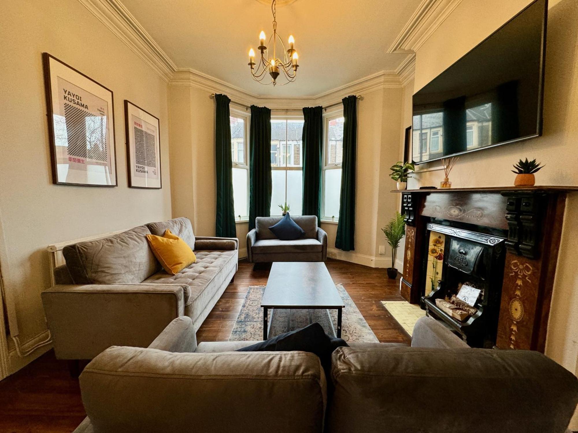 Large Citycentre Townhouse & Hot Tub, Pool Table And Offroad Parking