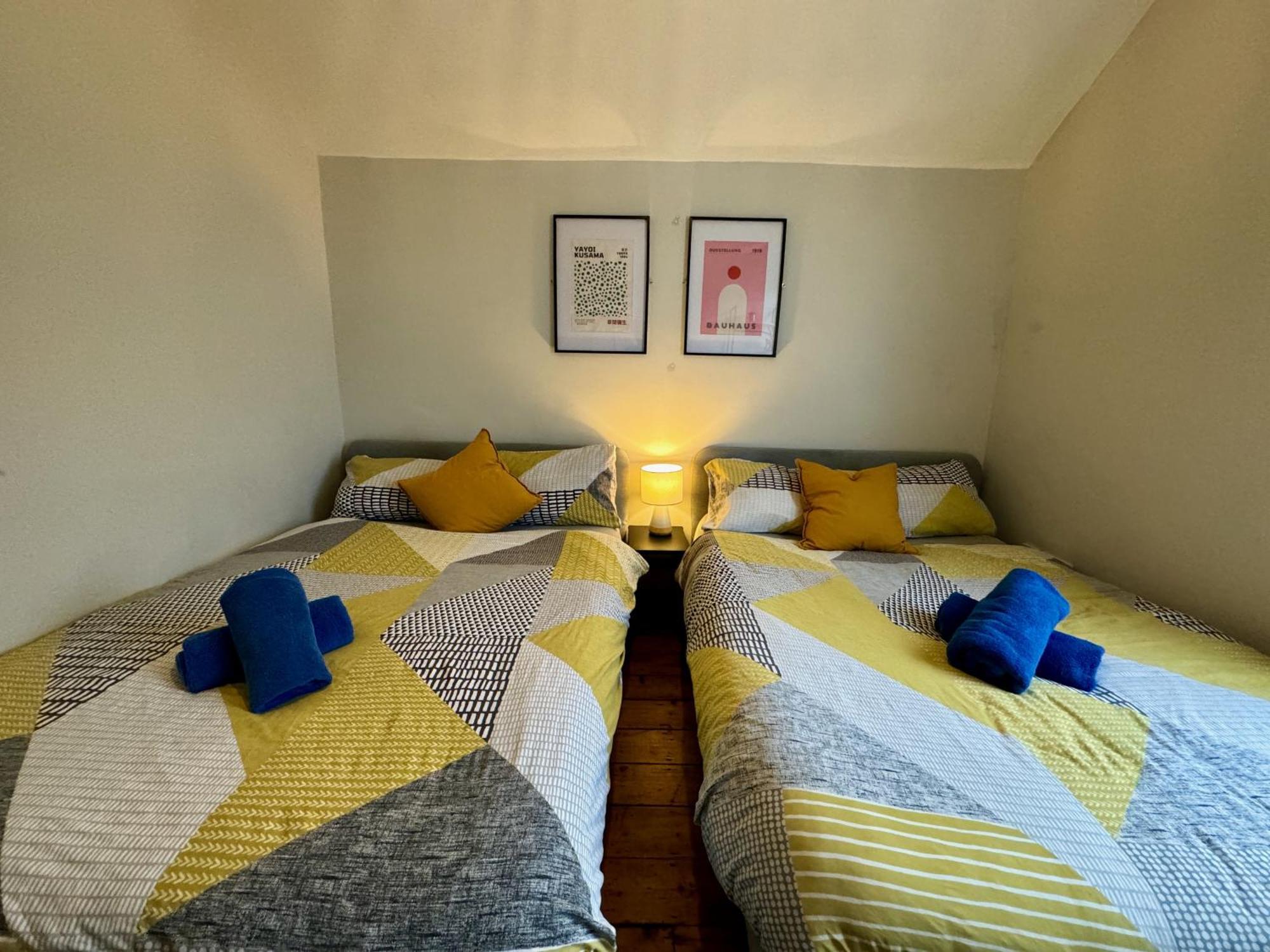 Large Citycentre Townhouse & Hot Tub, Pool Table And Offroad Parking Holiday home *