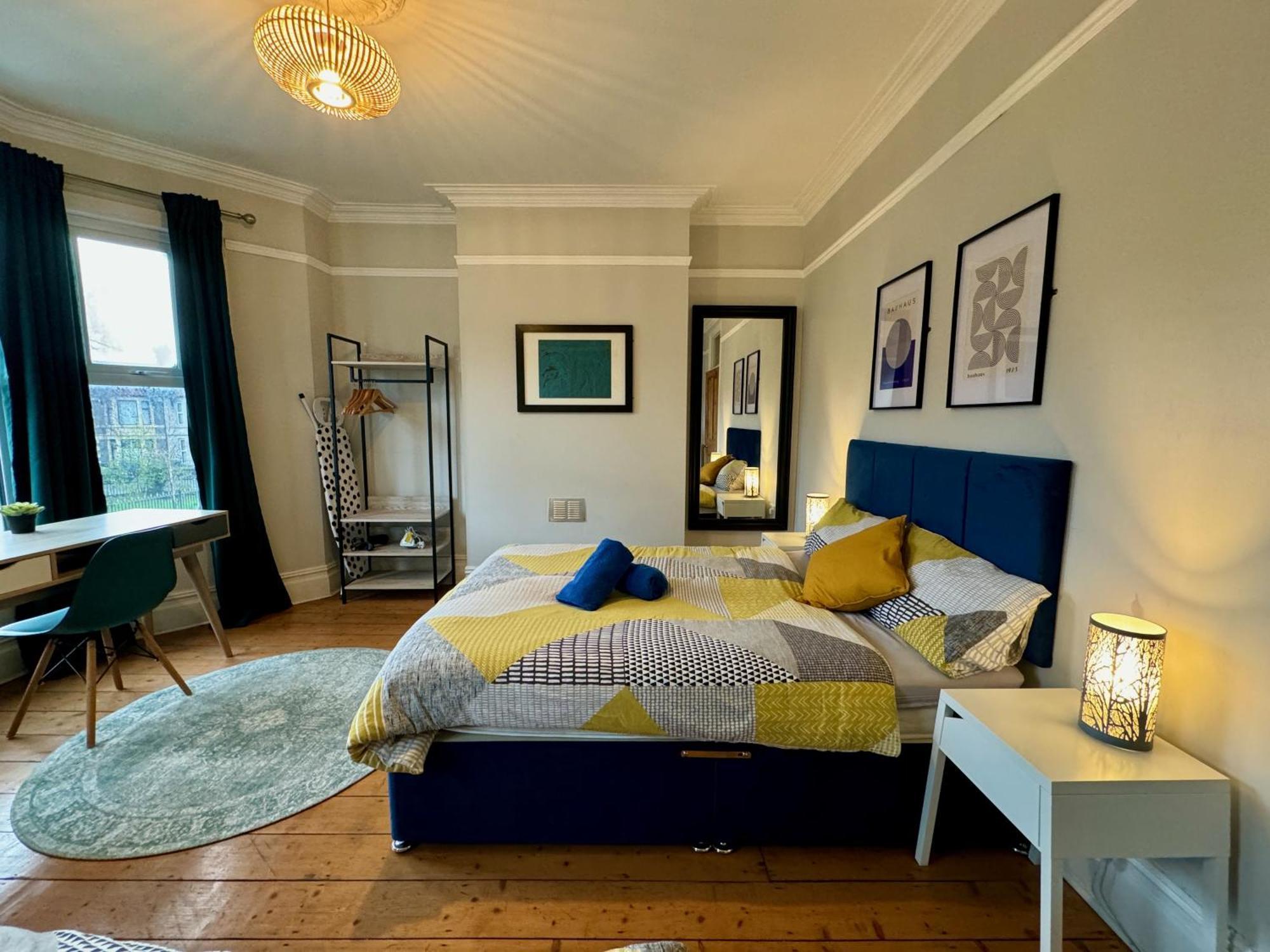 Large Citycentre Townhouse & Hot Tub, Pool Table And Offroad Parking Cardiff