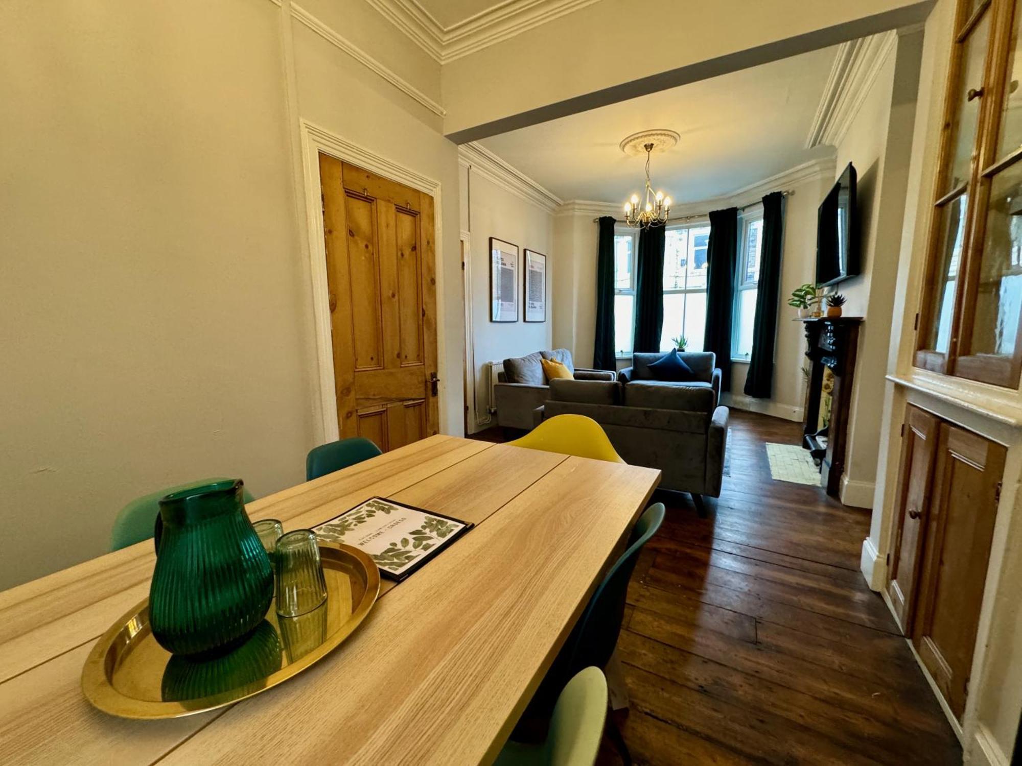 Large Citycentre Townhouse & Hot Tub, Pool Table And Offroad Parking Holiday home