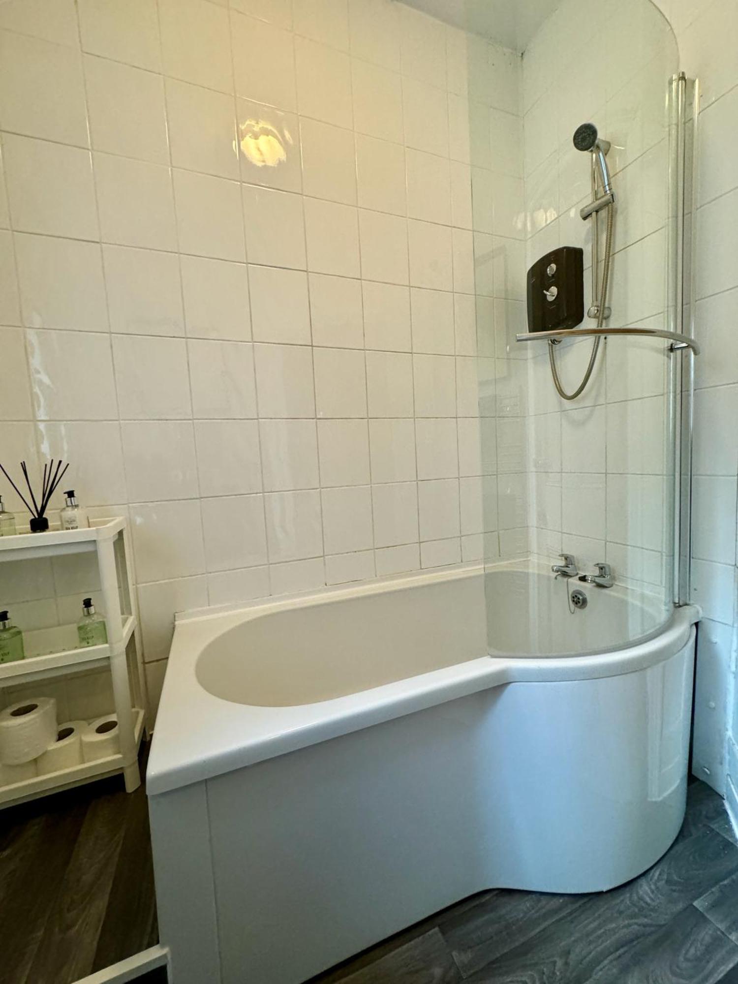 Holiday home Large Citycentre Townhouse & Hot Tub, Pool Table And Offroad Parking *