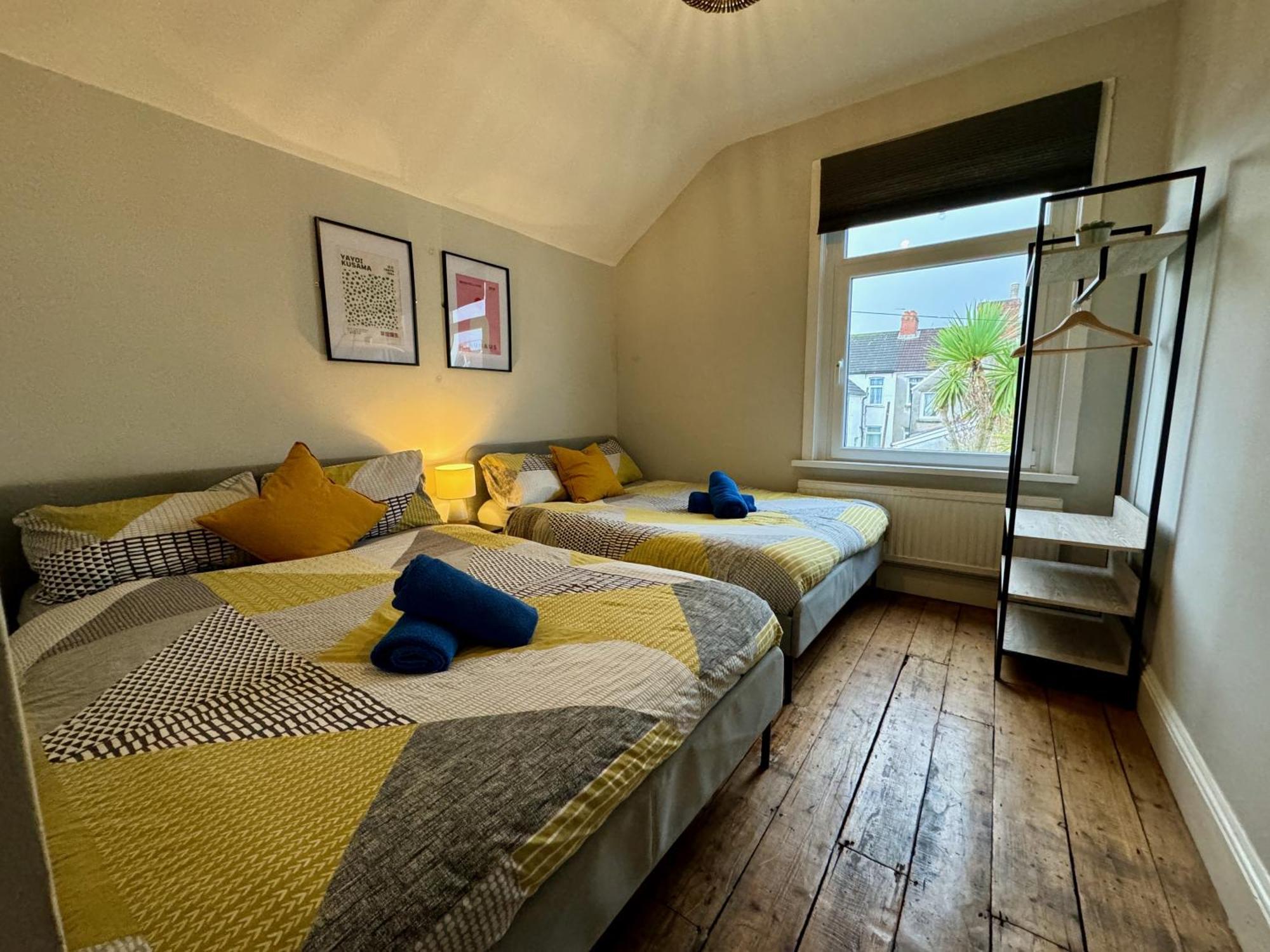 Large Citycentre Townhouse & Hot Tub, Pool Table And Offroad Parking Holiday home *