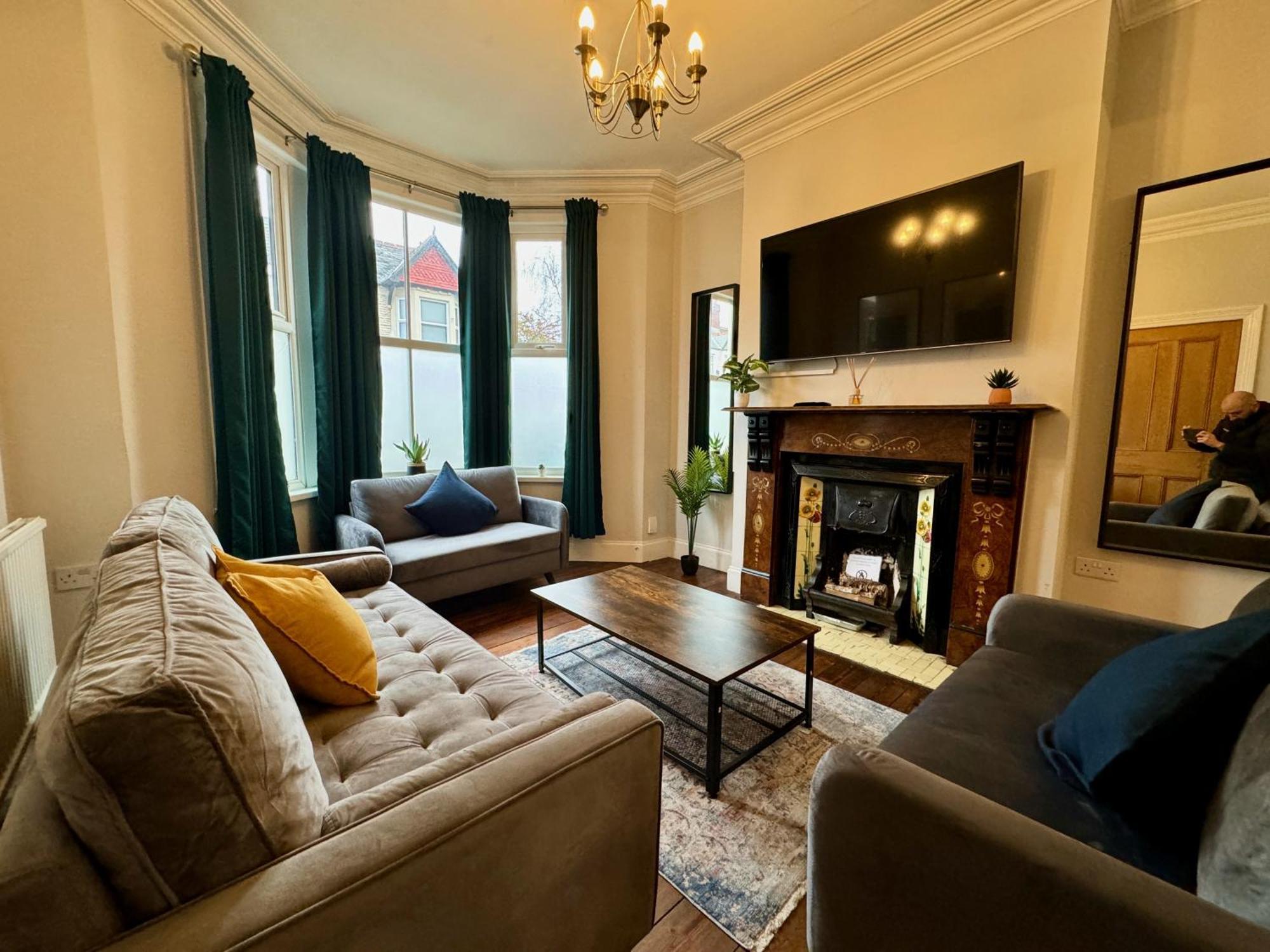Holiday home Large Citycentre Townhouse & Hot Tub, Pool Table And Offroad Parking