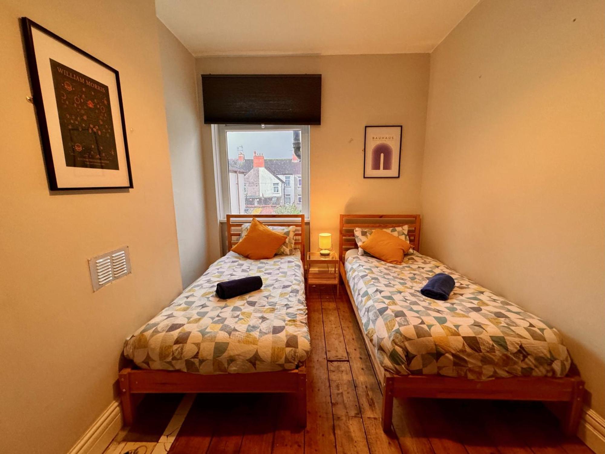 Large Citycentre Townhouse & Hot Tub, Pool Table And Offroad Parking Holiday home