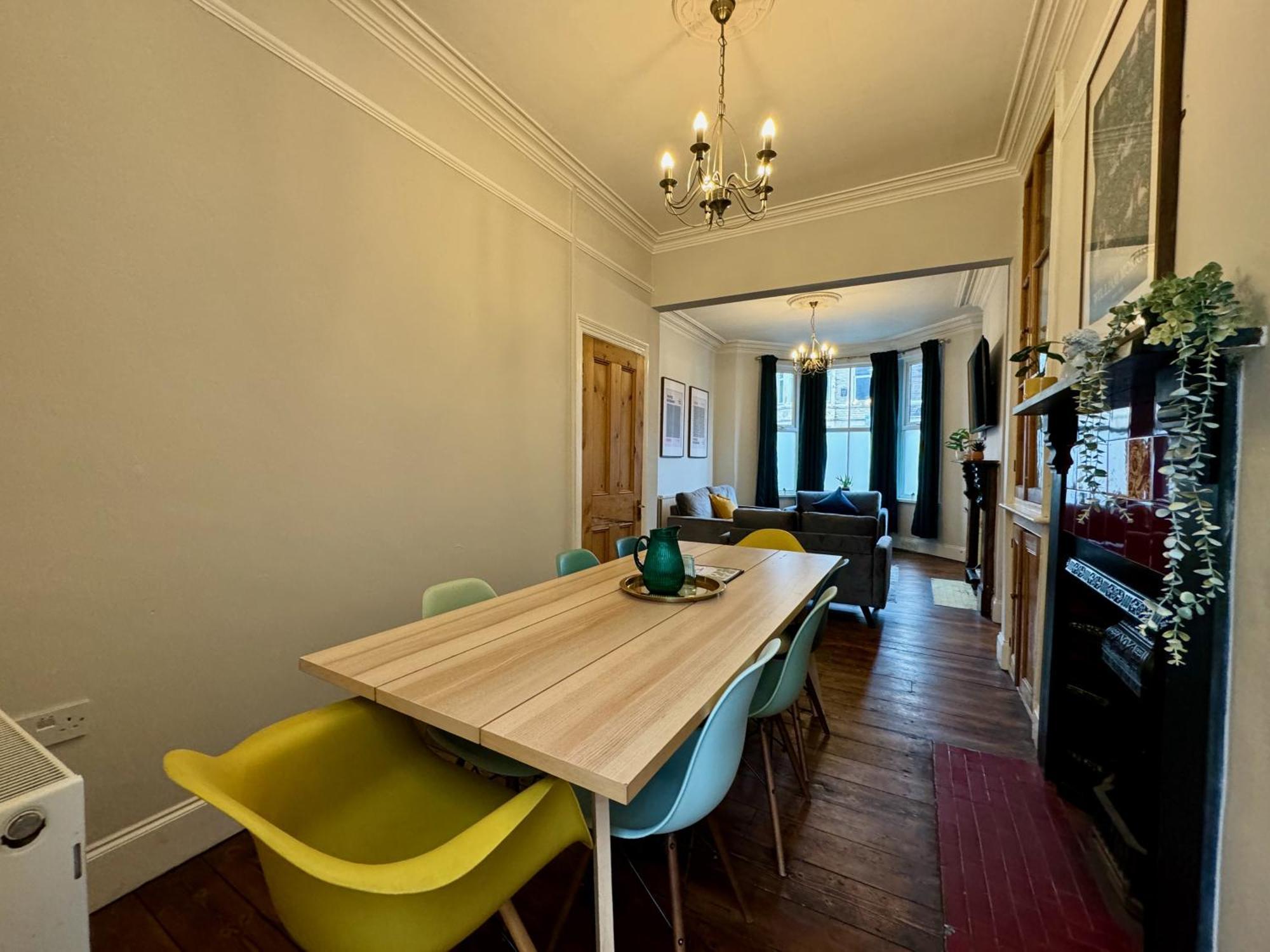 Large Citycentre Townhouse & Hot Tub, Pool Table And Offroad Parking Holiday home Cardiff
