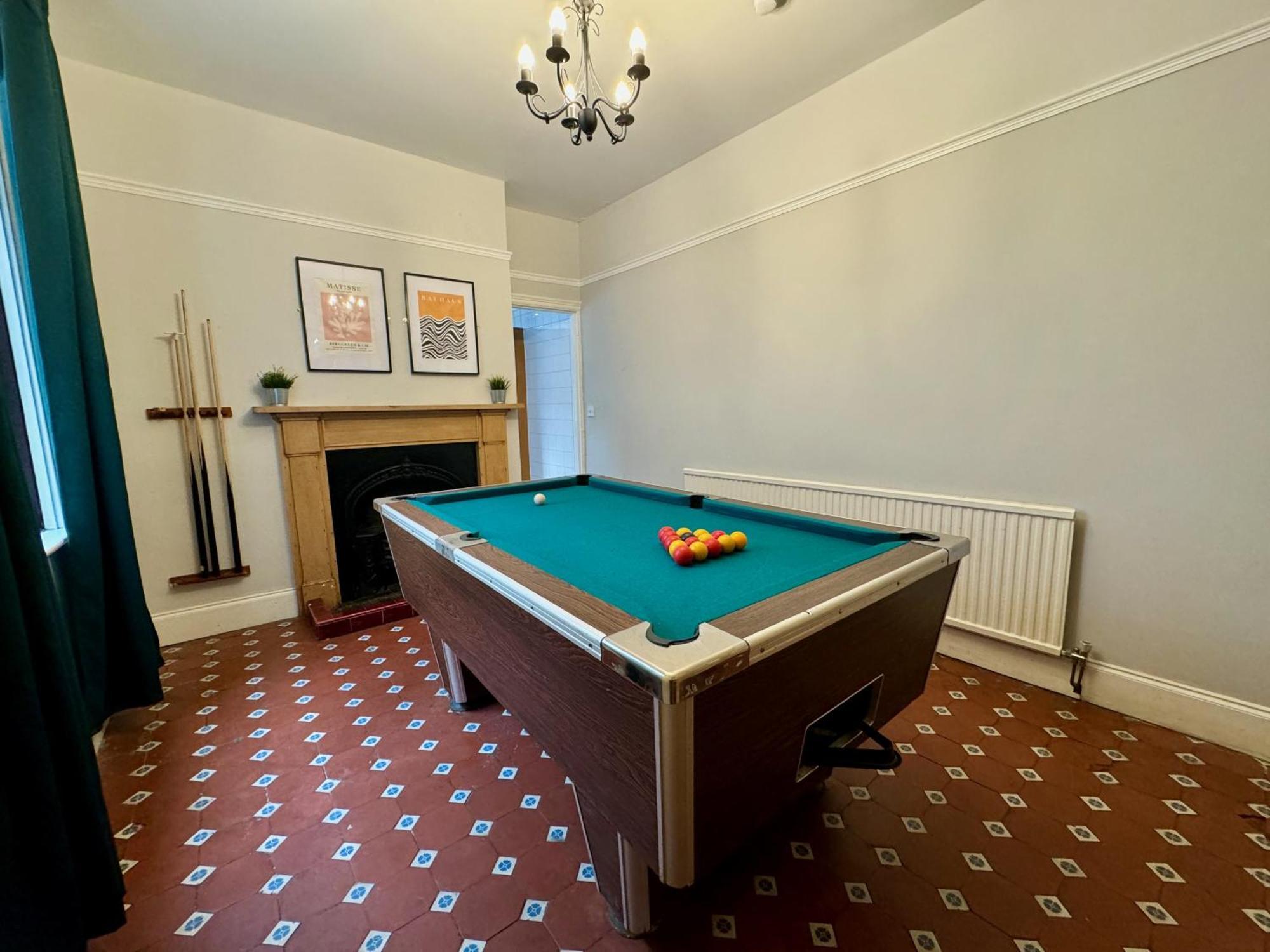 Large Citycentre Townhouse & Hot Tub, Pool Table And Offroad Parking Cardiff