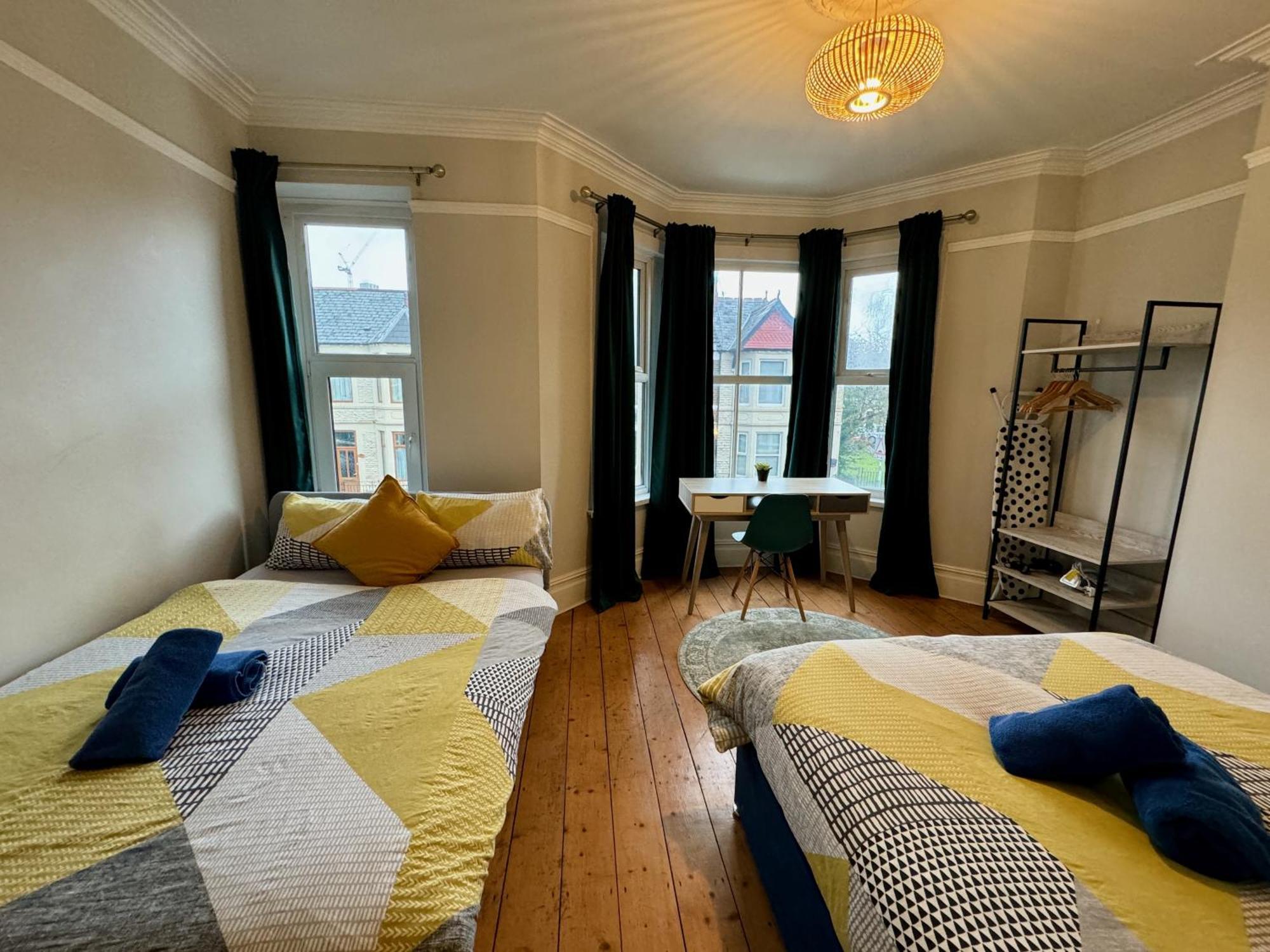 Holiday home Large Citycentre Townhouse & Hot Tub, Pool Table And Offroad Parking Cardiff