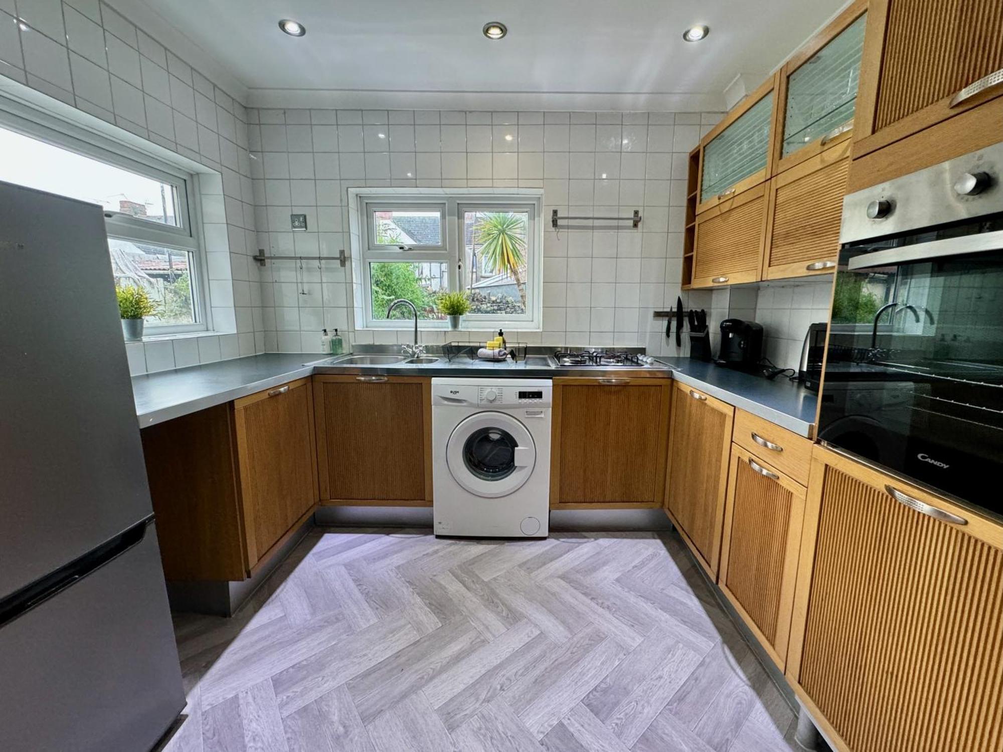 Large Citycentre Townhouse & Hot Tub, Pool Table And Offroad Parking * Cardiff