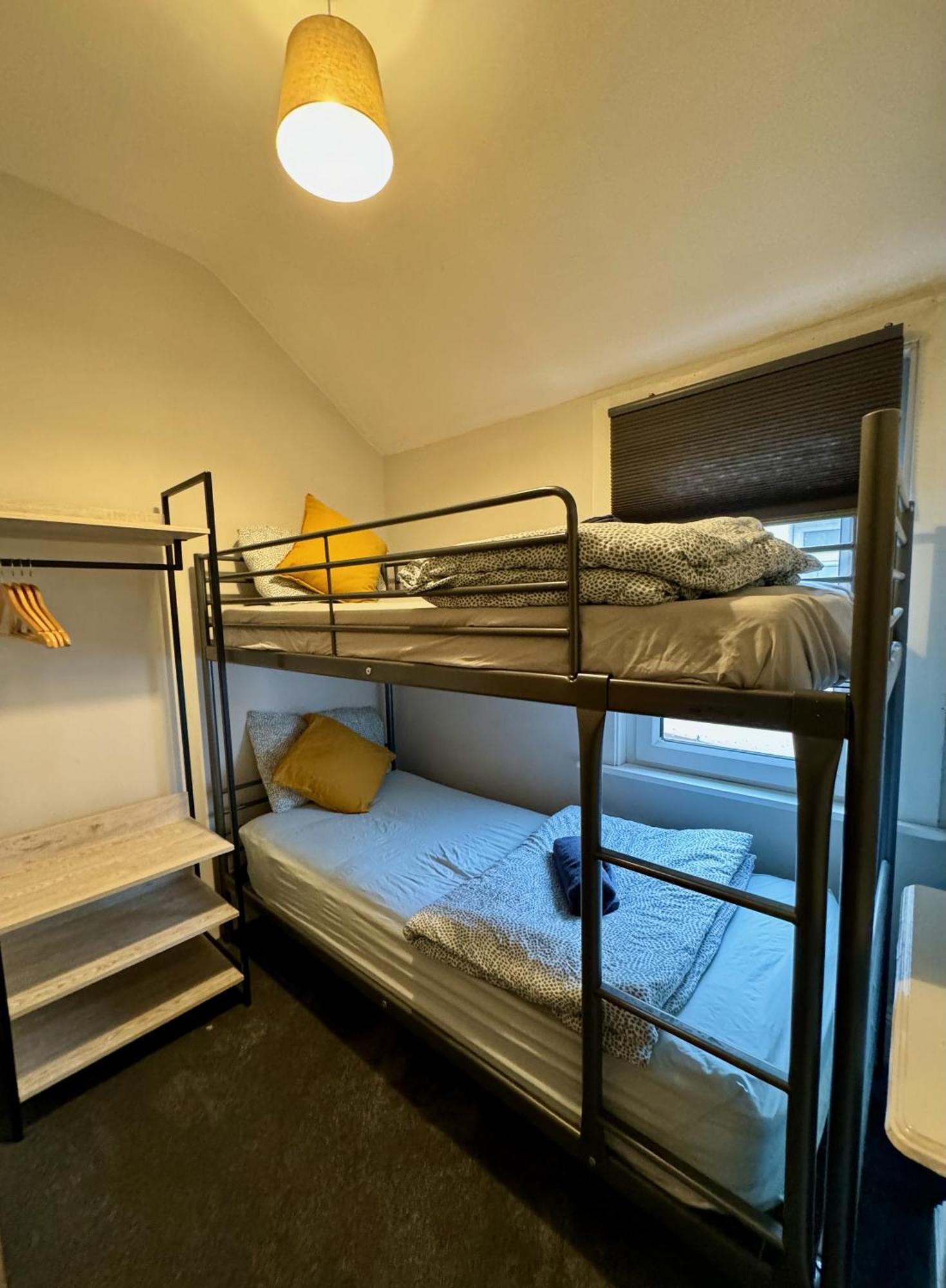Large Citycentre Townhouse & Hot Tub, Pool Table And Offroad Parking Holiday home Cardiff