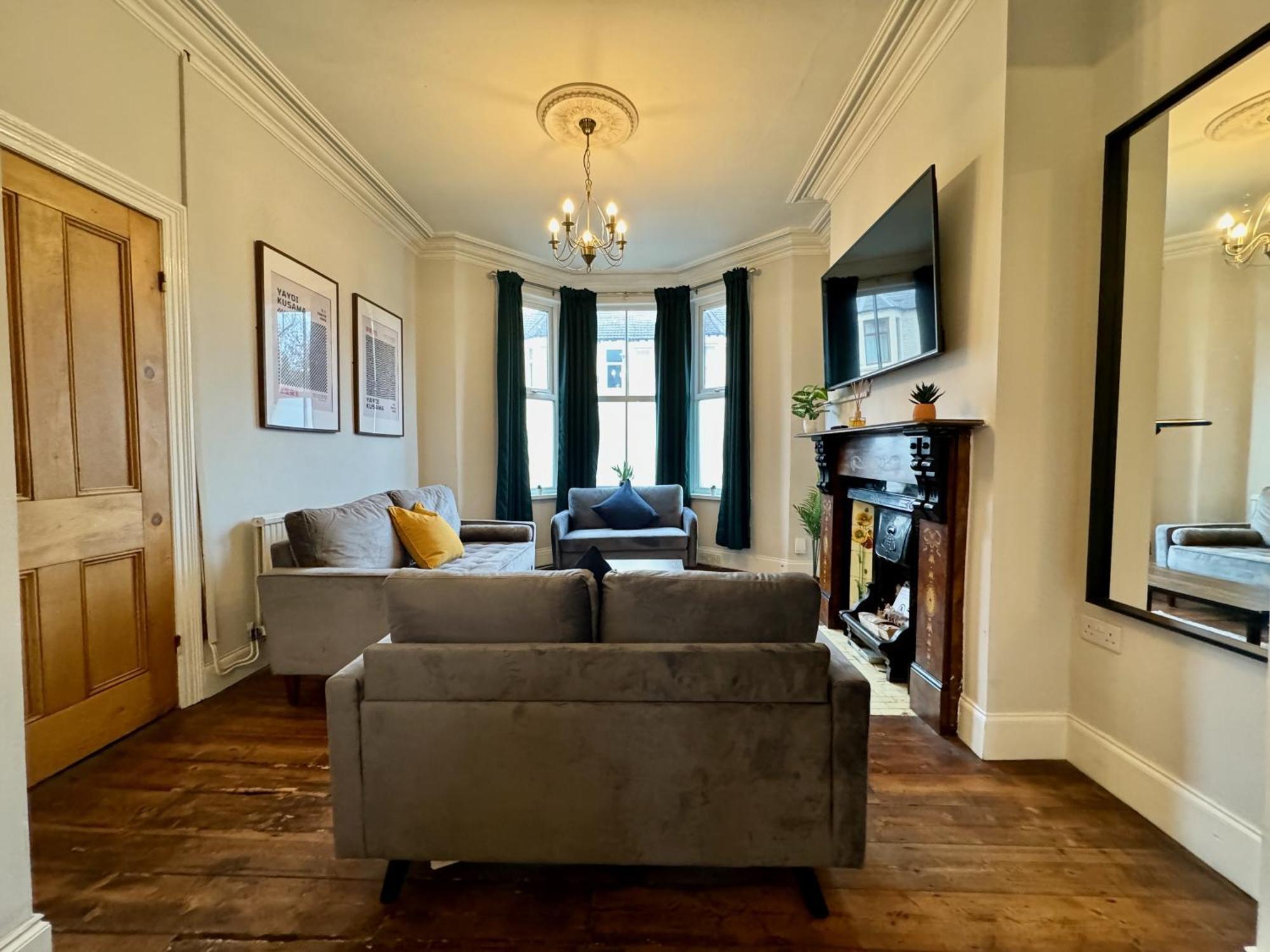 Large Citycentre Townhouse & Hot Tub, Pool Table And Offroad Parking * Cardiff