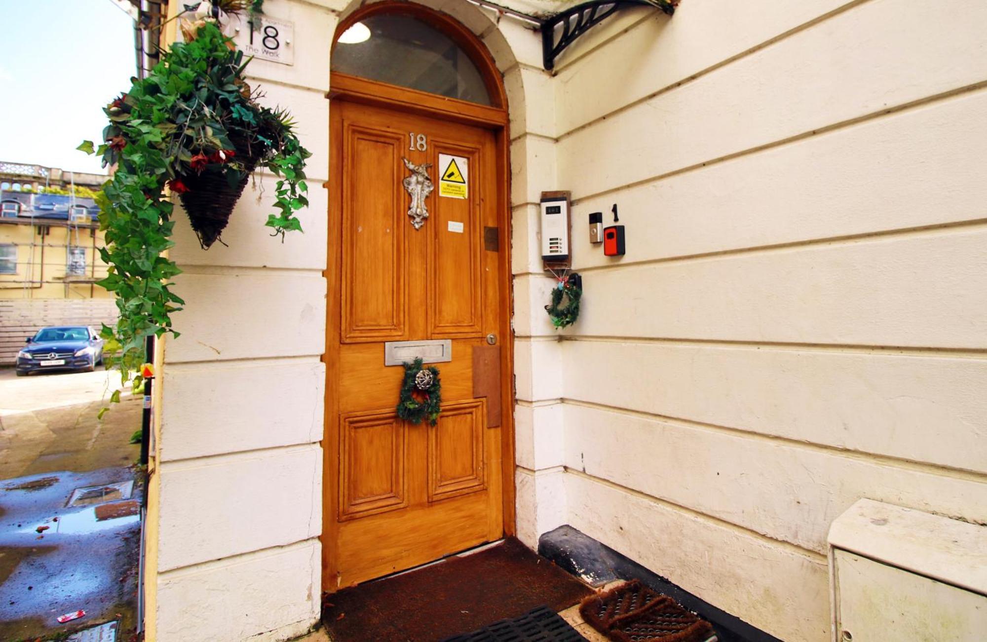 Perfectly Located Centre Apartment, Free Parking, Cable Tv And Wi-fi Apartment