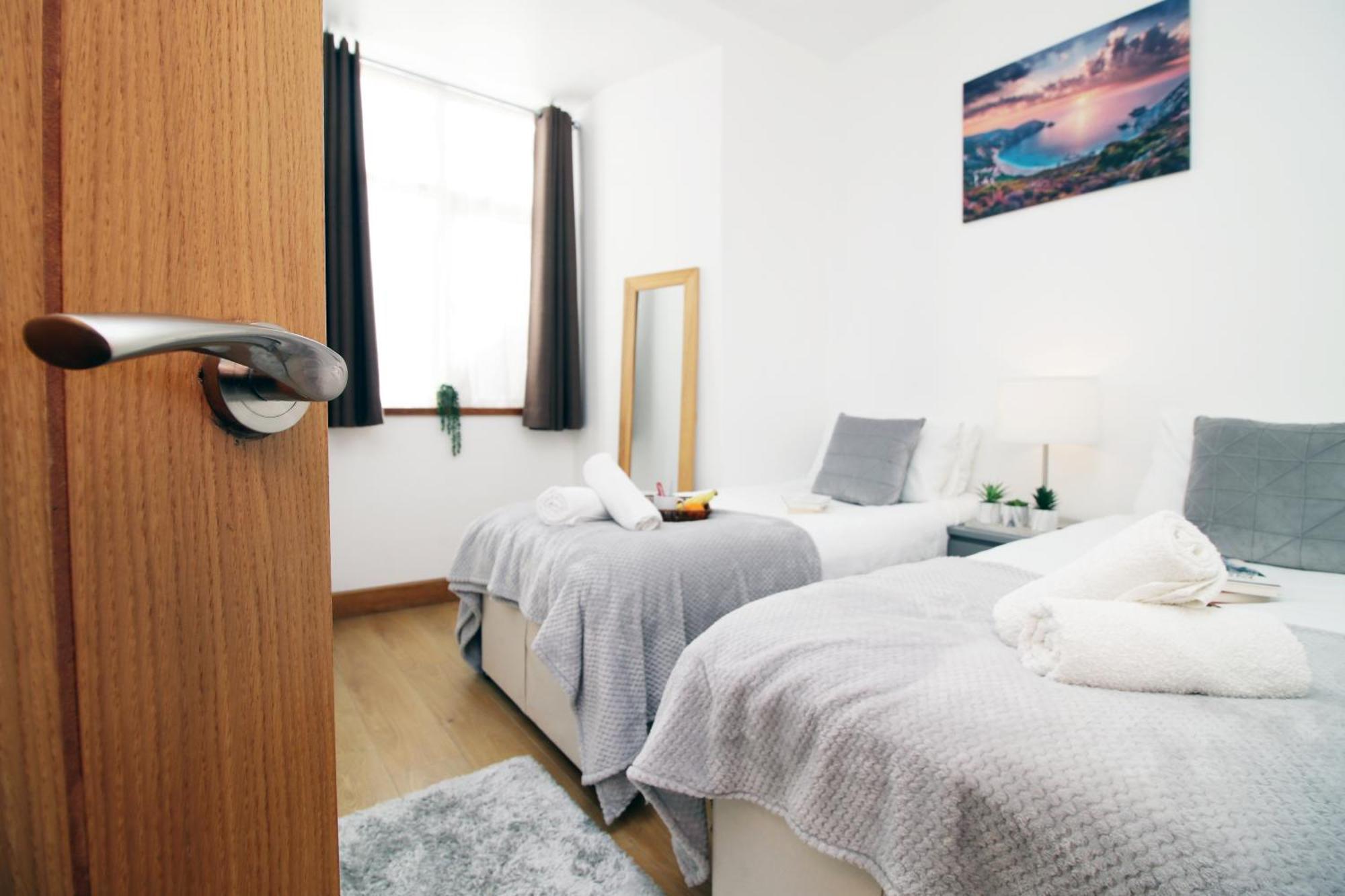 Perfectly Located Centre Apartment, Free Parking, Cable Tv And Wi-fi Apartment
