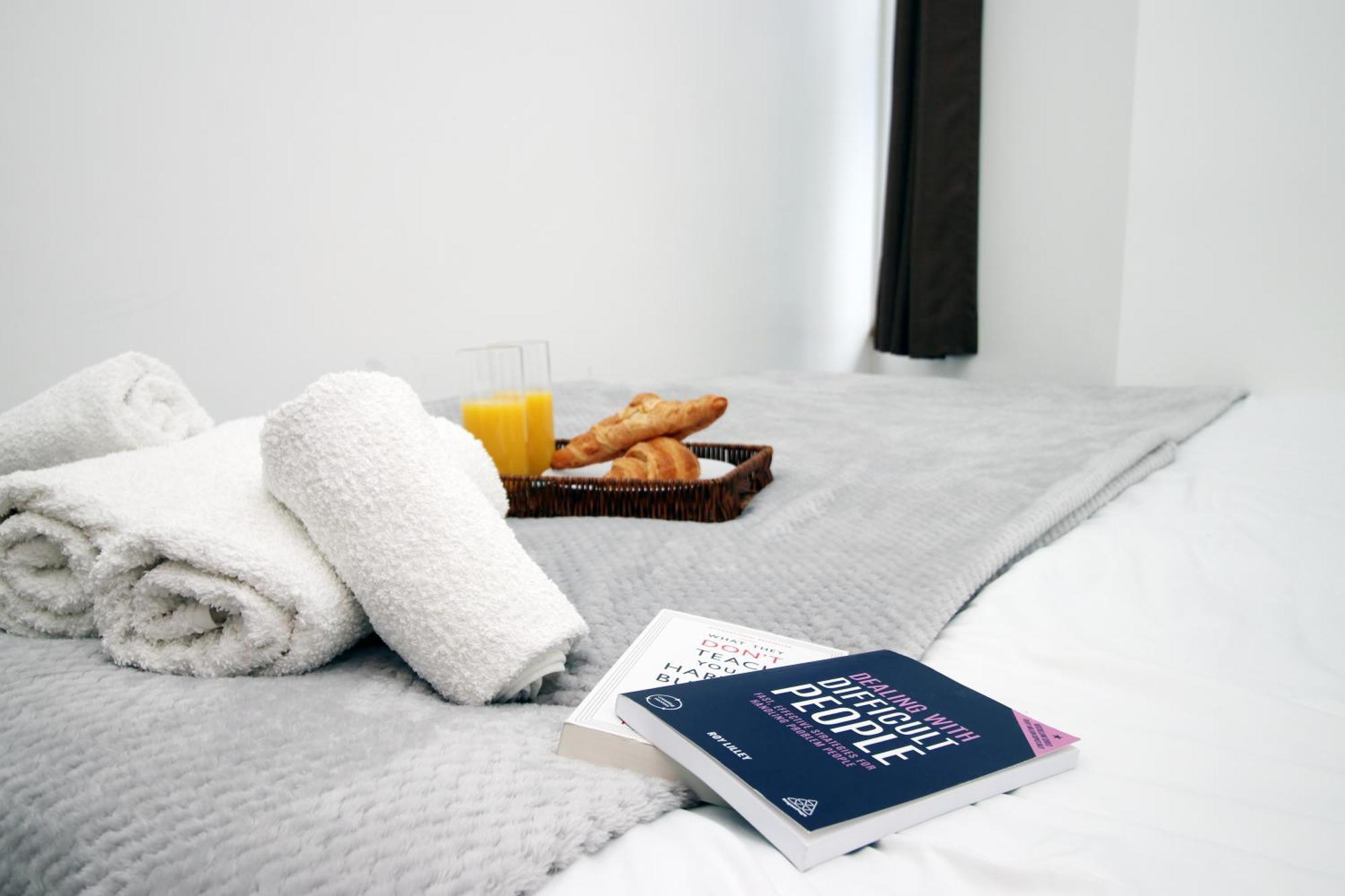 Perfectly Located Centre Apartment, Free Parking, Cable Tv And Wi-fi *