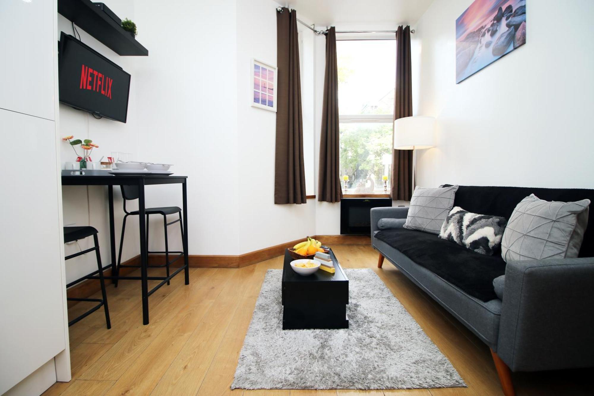 Perfectly Located Centre Apartment, Free Parking, Cable Tv And Wi-fi Apartment *