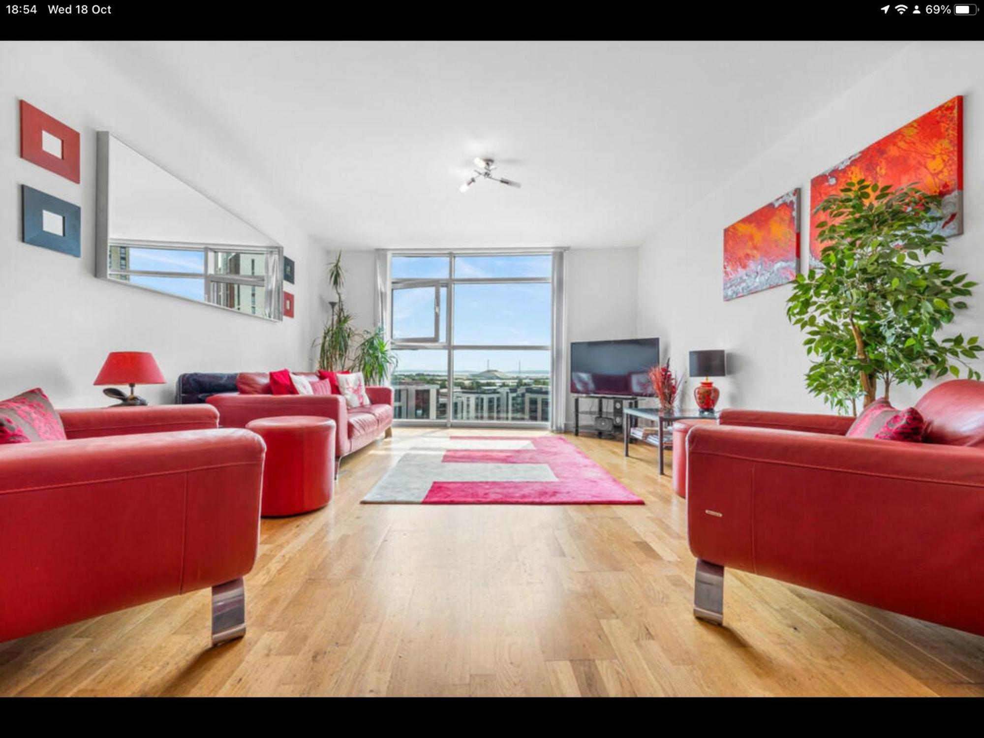 Stunning Spacious City Apartment With Free Parking * Cardiff