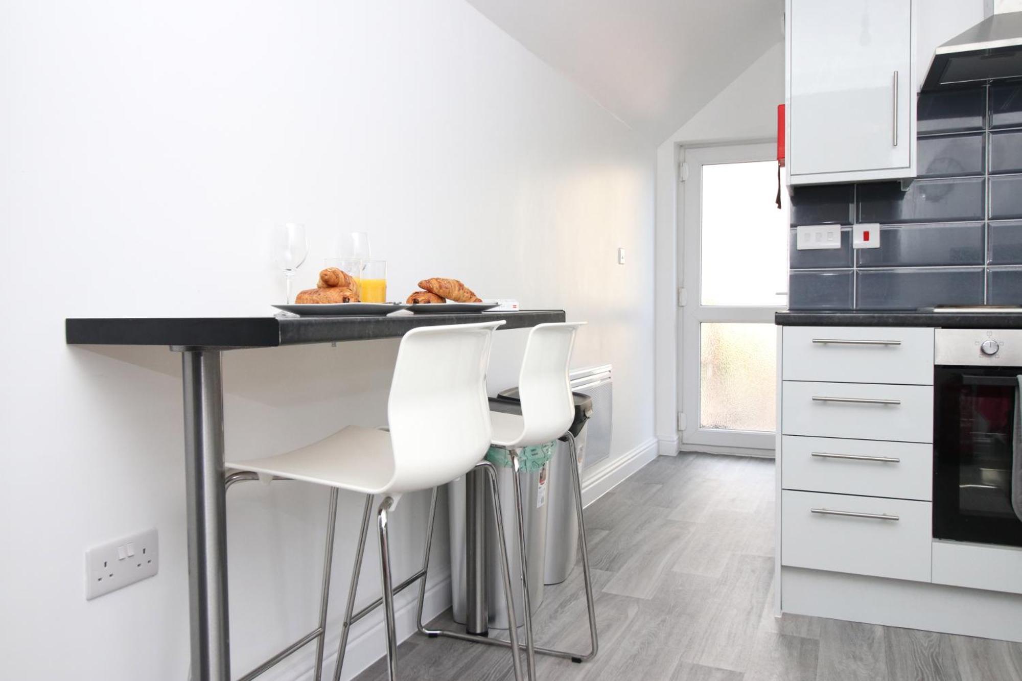 Premium Guesthouse, Fast Wi-fi, Street Free Parking, Central, Fully Equipped Guest house