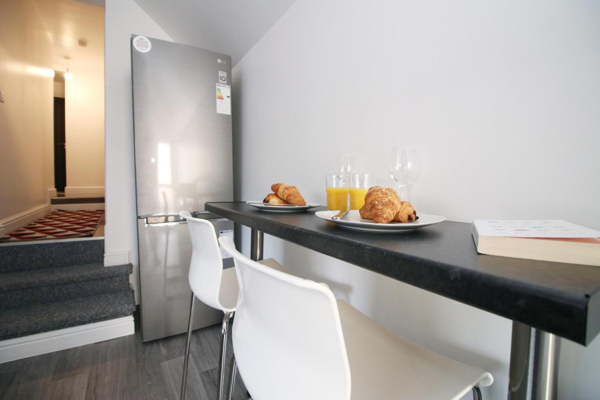 Premium Guesthouse, Fast Wi-fi, Street Free Parking, Central, Fully Equipped Guest house *