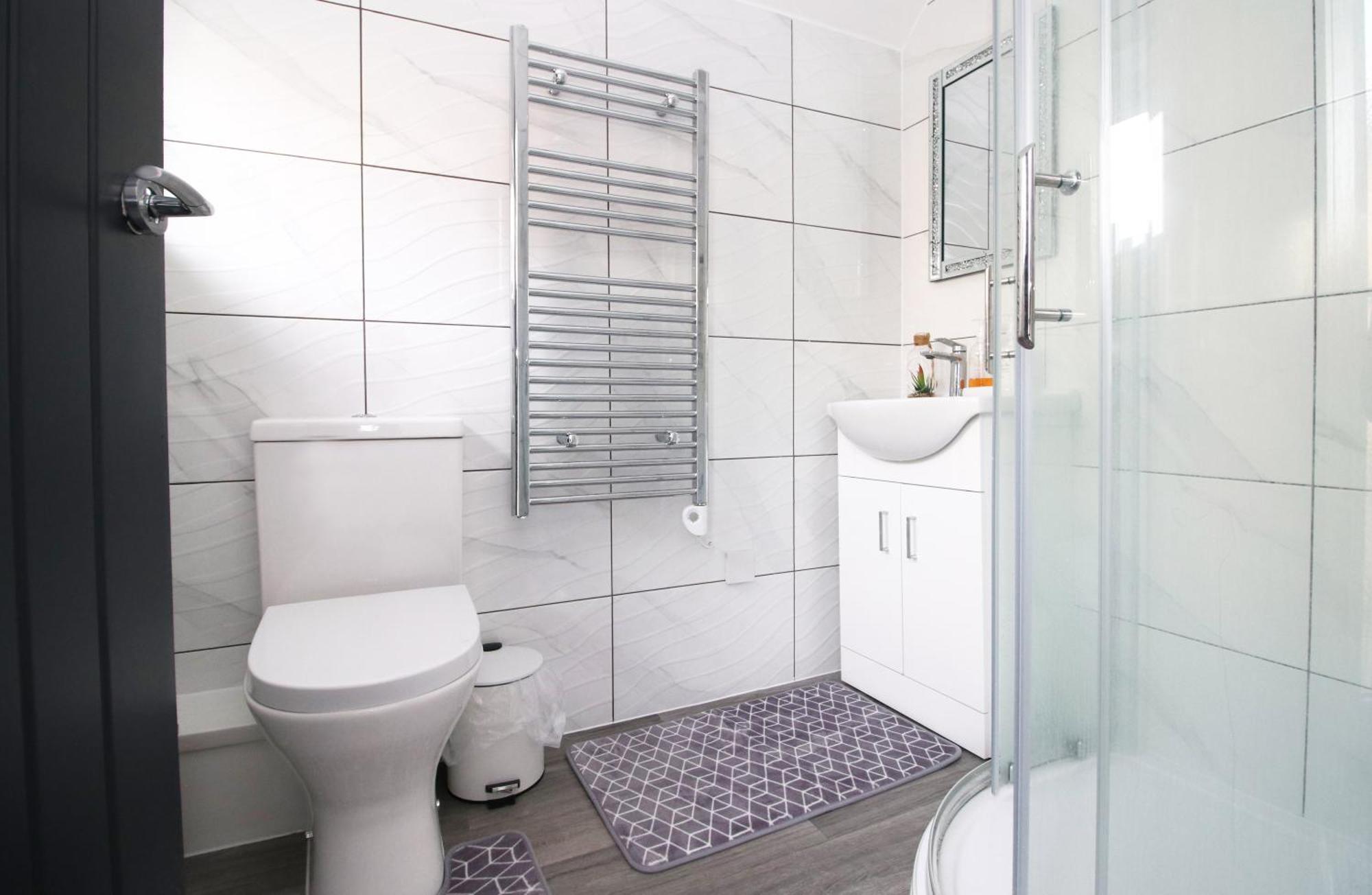 Premium Guesthouse, Fast Wi-fi, Street Free Parking, Central, Fully Equipped * Cardiff