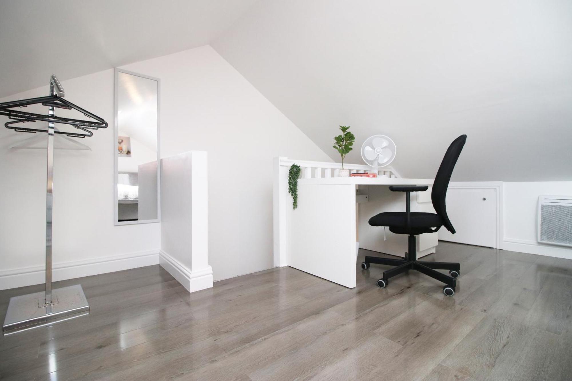 Premium Guesthouse, Fast Wi-fi, Street Free Parking, Central, Fully Equipped Cardiff