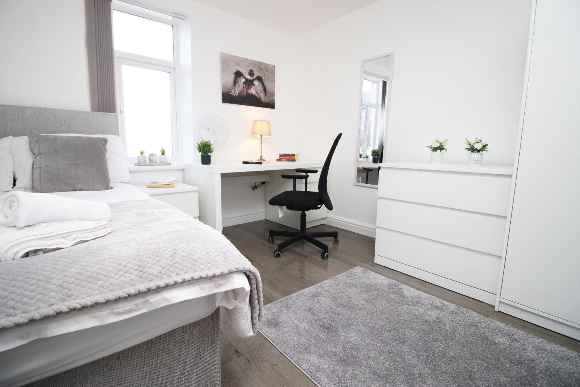 Premium Guesthouse, Fast Wi-fi, Street Free Parking, Central, Fully Equipped *