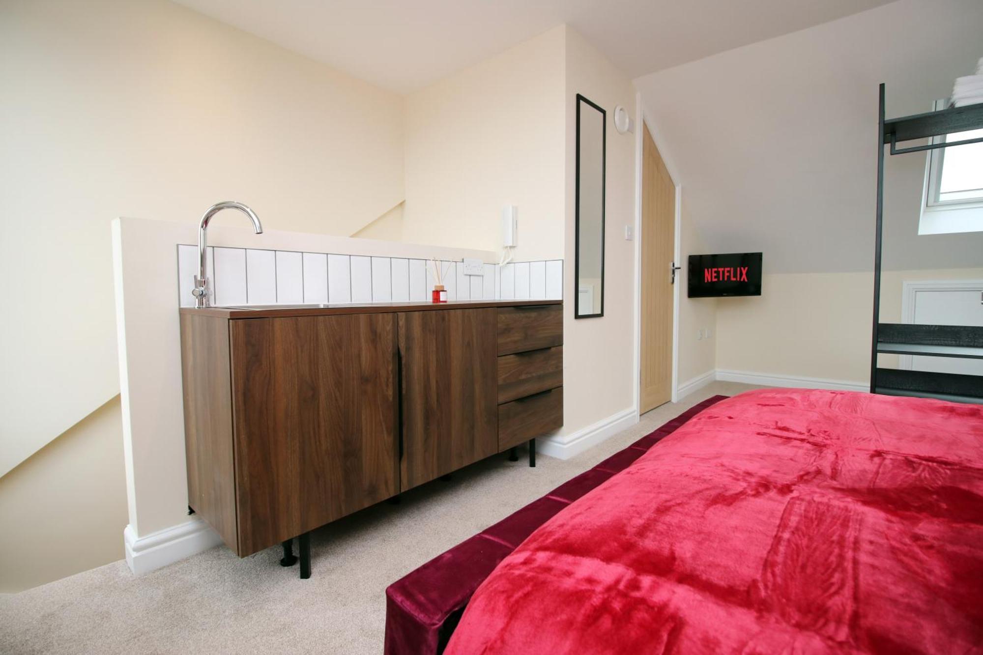 Luxury 4 Bedroom 4 Ensuite In Penarth