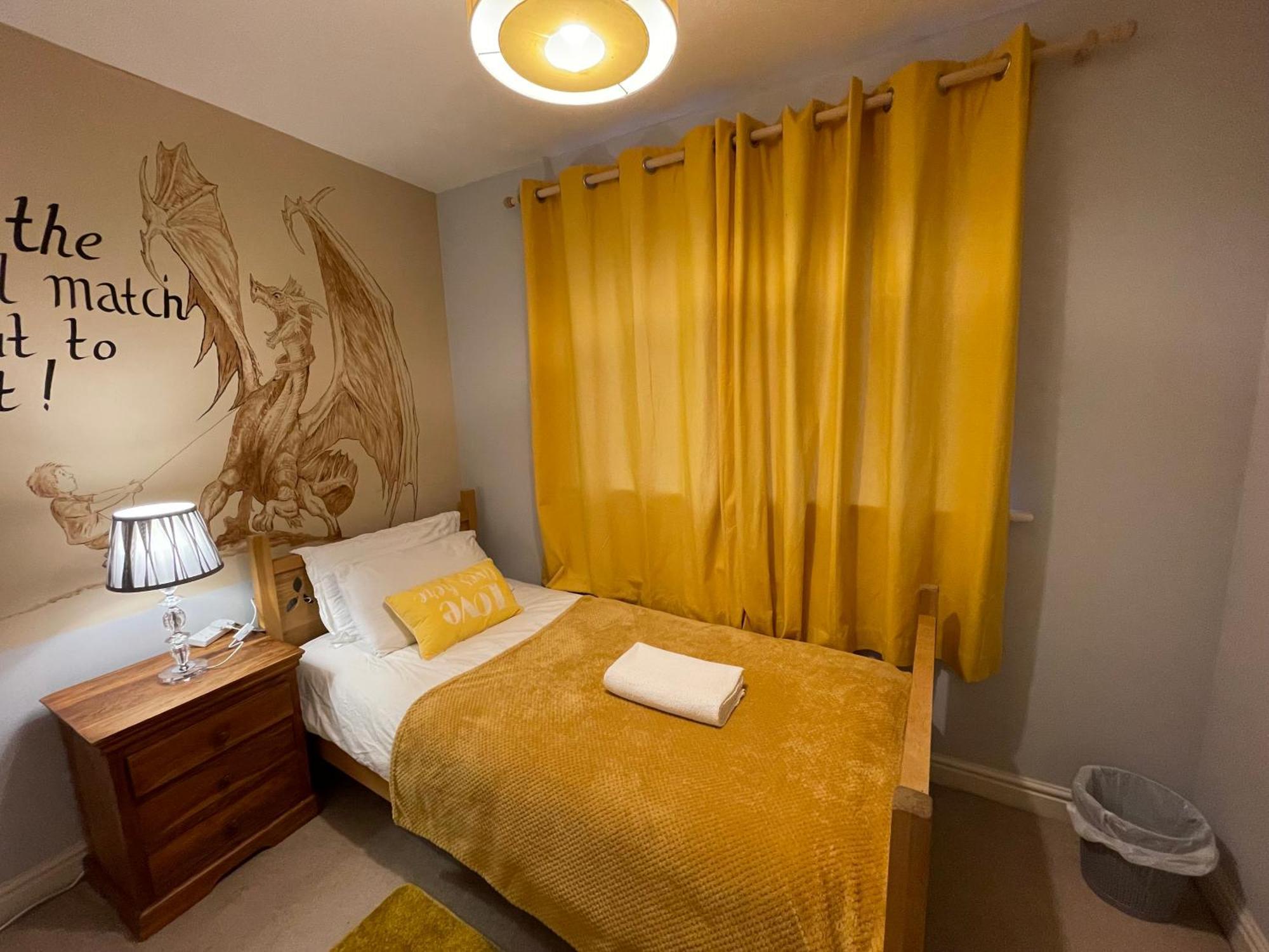 In Cardiff, Sleeps 8 *