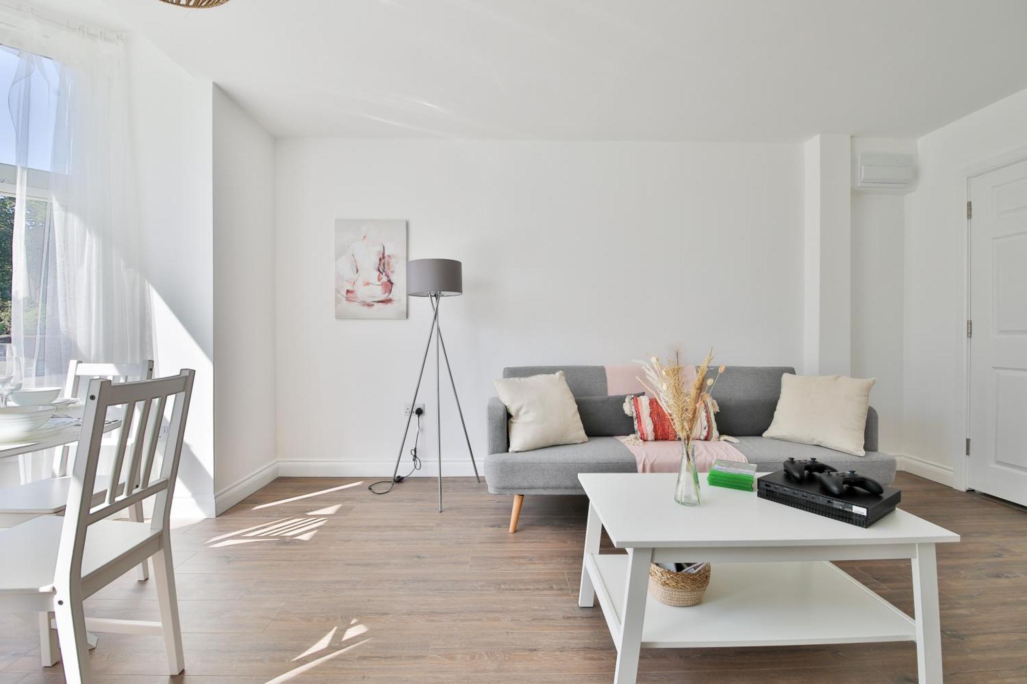 Stayright Spacious With Private Parking- 15-minute Stroll To Town Centre *