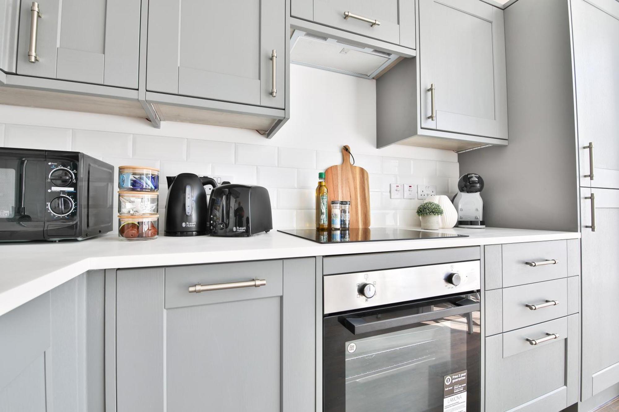 Stayright Spacious With Private Parking- 15-minute Stroll To Town Centre Apartment *