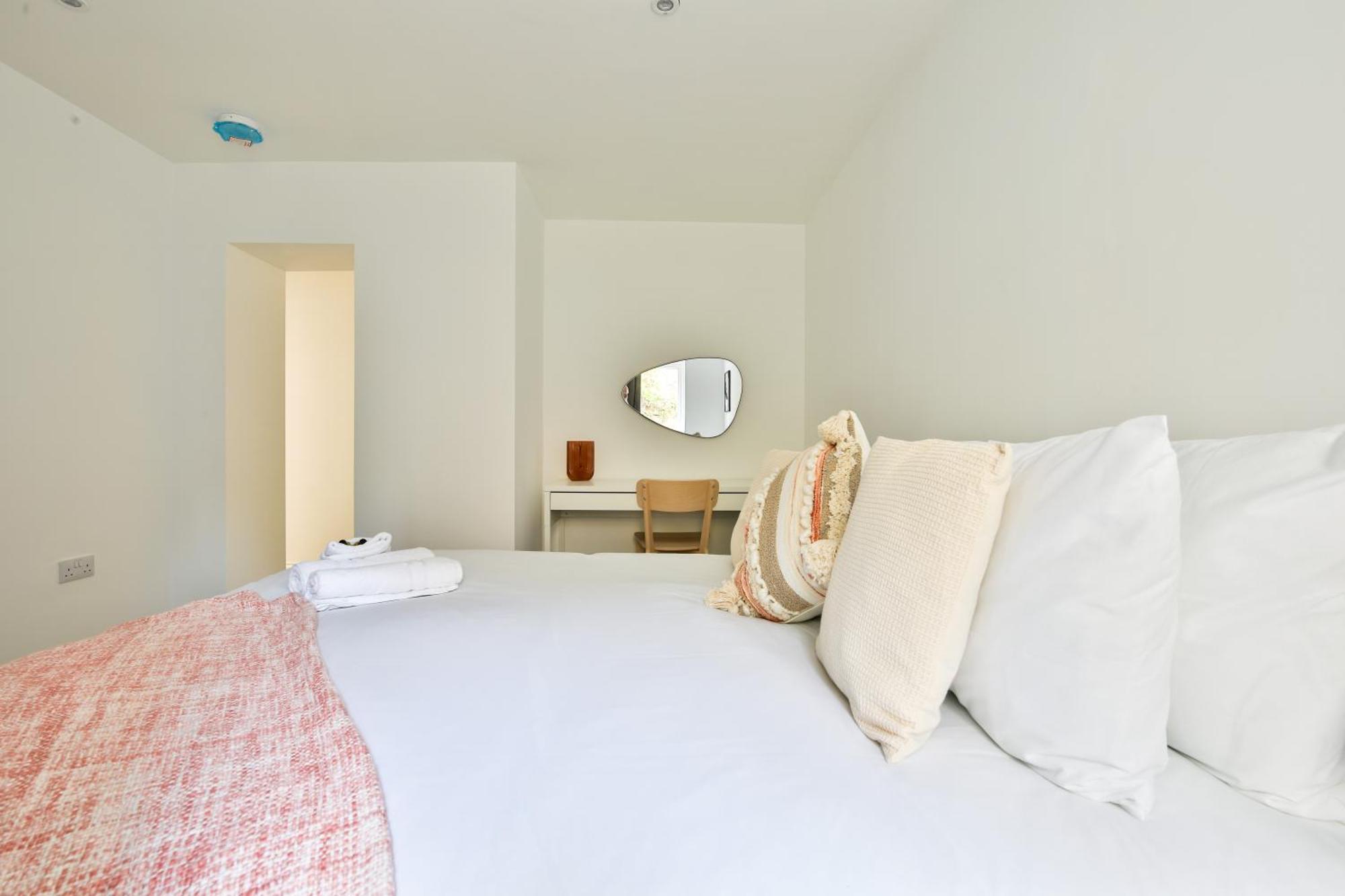 Apartment Stayright Spacious With Private Parking- 15-minute Stroll To Town Centre