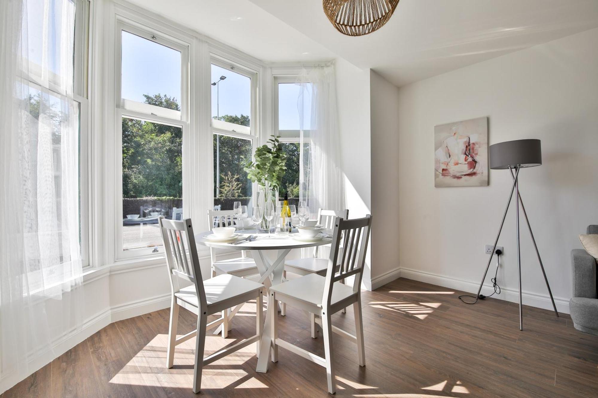 Stayright Spacious With Private Parking- 15-minute Stroll To Town Centre