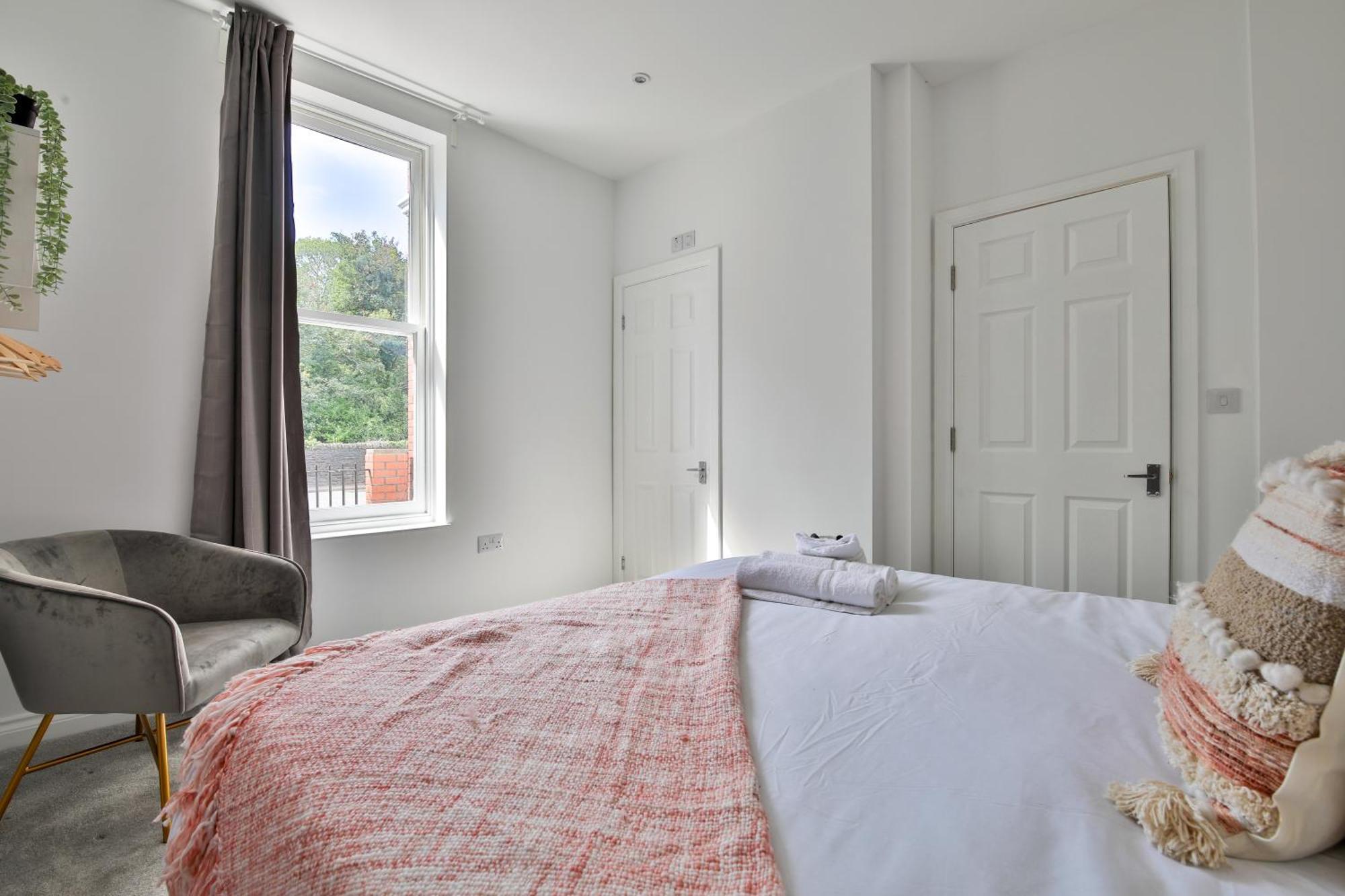 Stayright Spacious With Private Parking- 15-minute Stroll To Town Centre