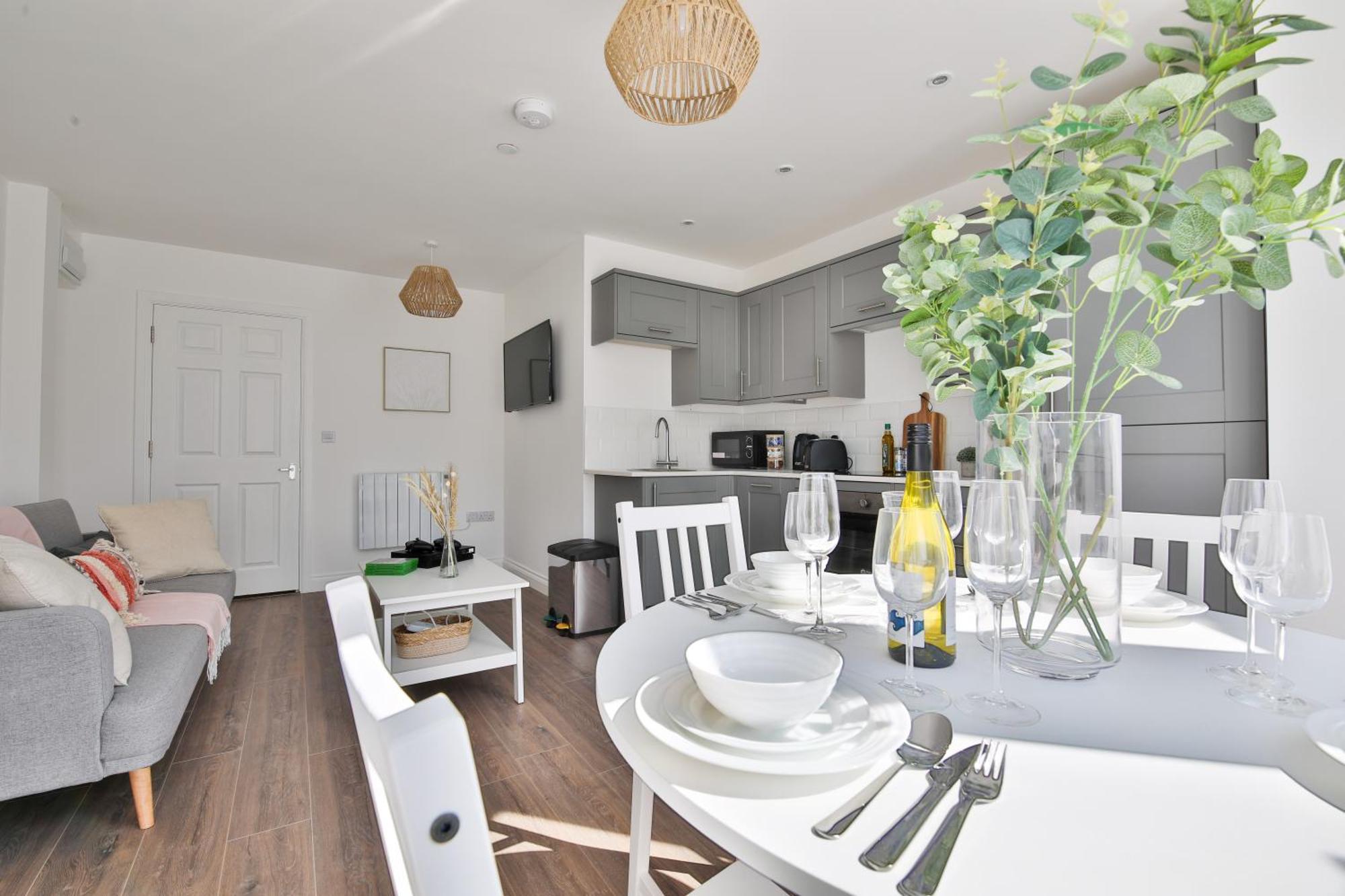 Stayright Spacious With Private Parking- 15-minute Stroll To Town Centre Apartment *