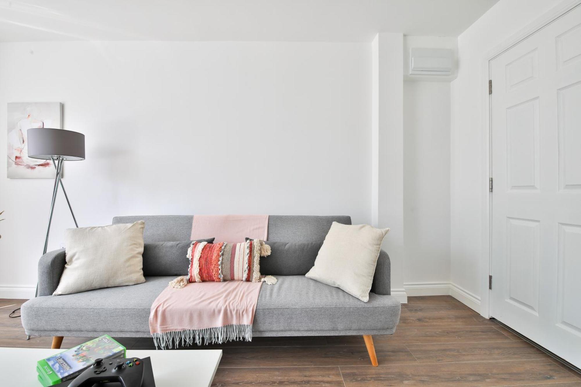 Stayright Spacious With Private Parking- 15-minute Stroll To Town Centre Apartment
