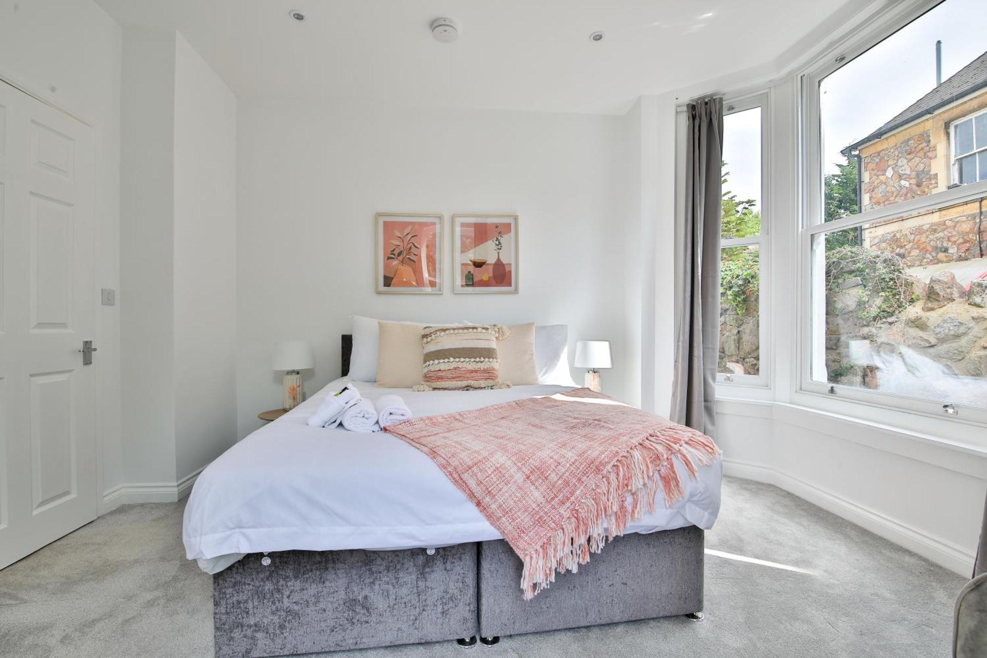 Apartment Stayright Spacious With Private Parking- 15-minute Stroll To Town Centre *