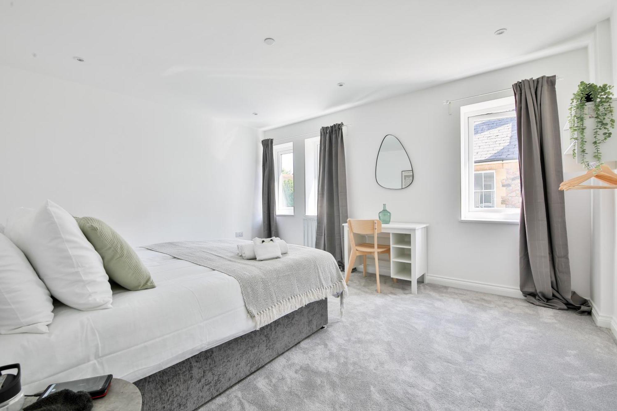 Stayright Spacious With Private Parking- 15-minute Stroll To Town Centre Apartment