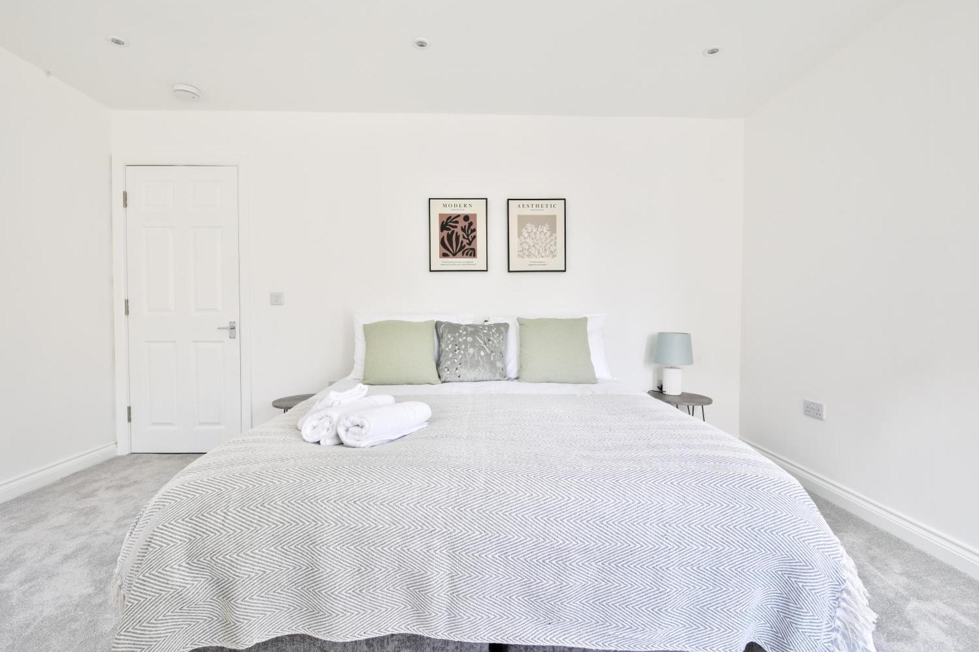 Stayright Spacious With Private Parking- 15-minute Stroll To Town Centre *
