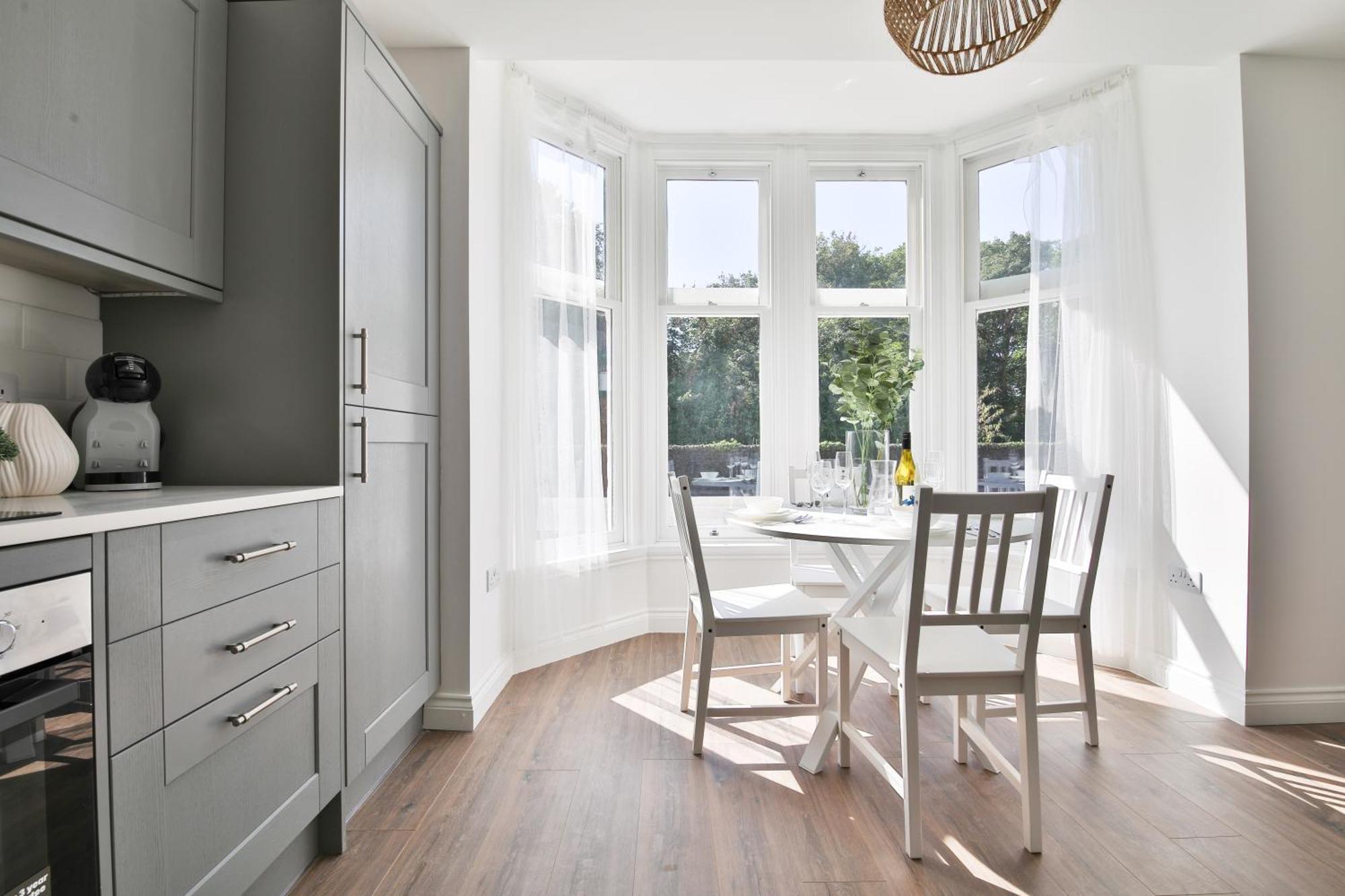 Stayright Spacious With Private Parking- 15-minute Stroll To Town Centre Apartment
