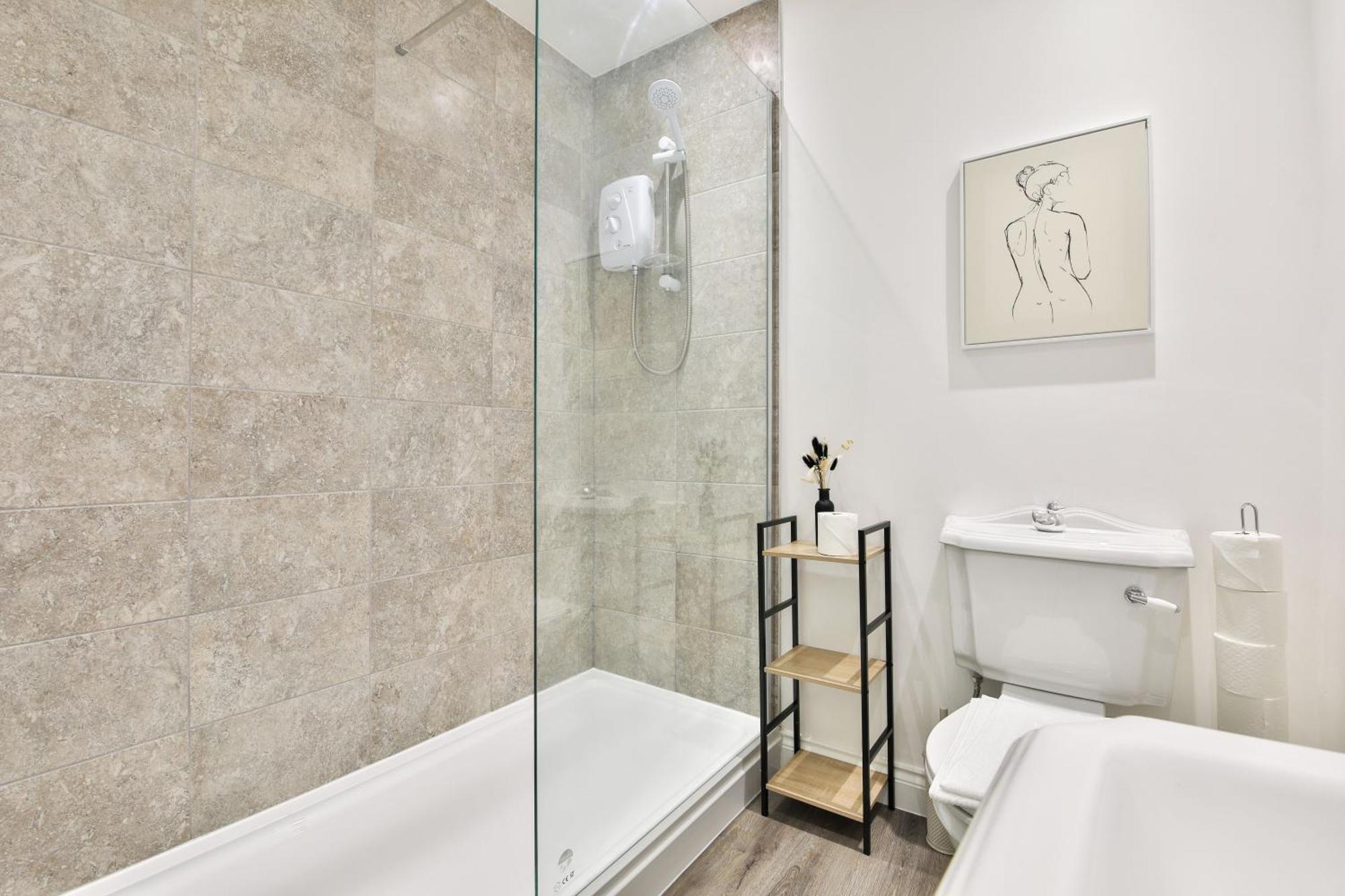 Stayright Spacious With Private Parking- 15-minute Stroll To Town Centre
