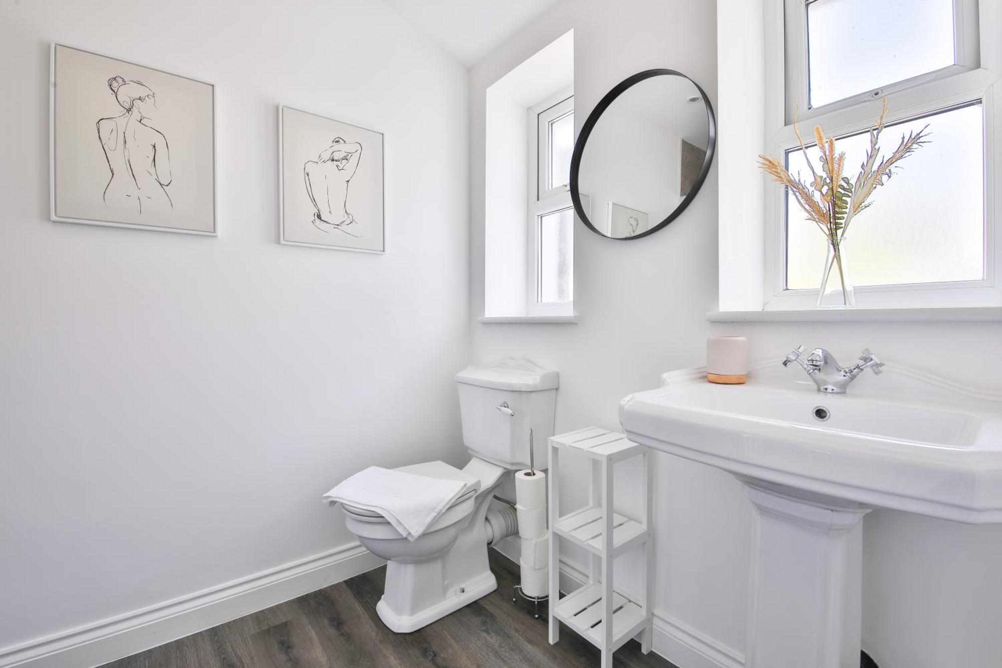 Stayright Spacious With Private Parking- 15-minute Stroll To Town Centre Apartment *
