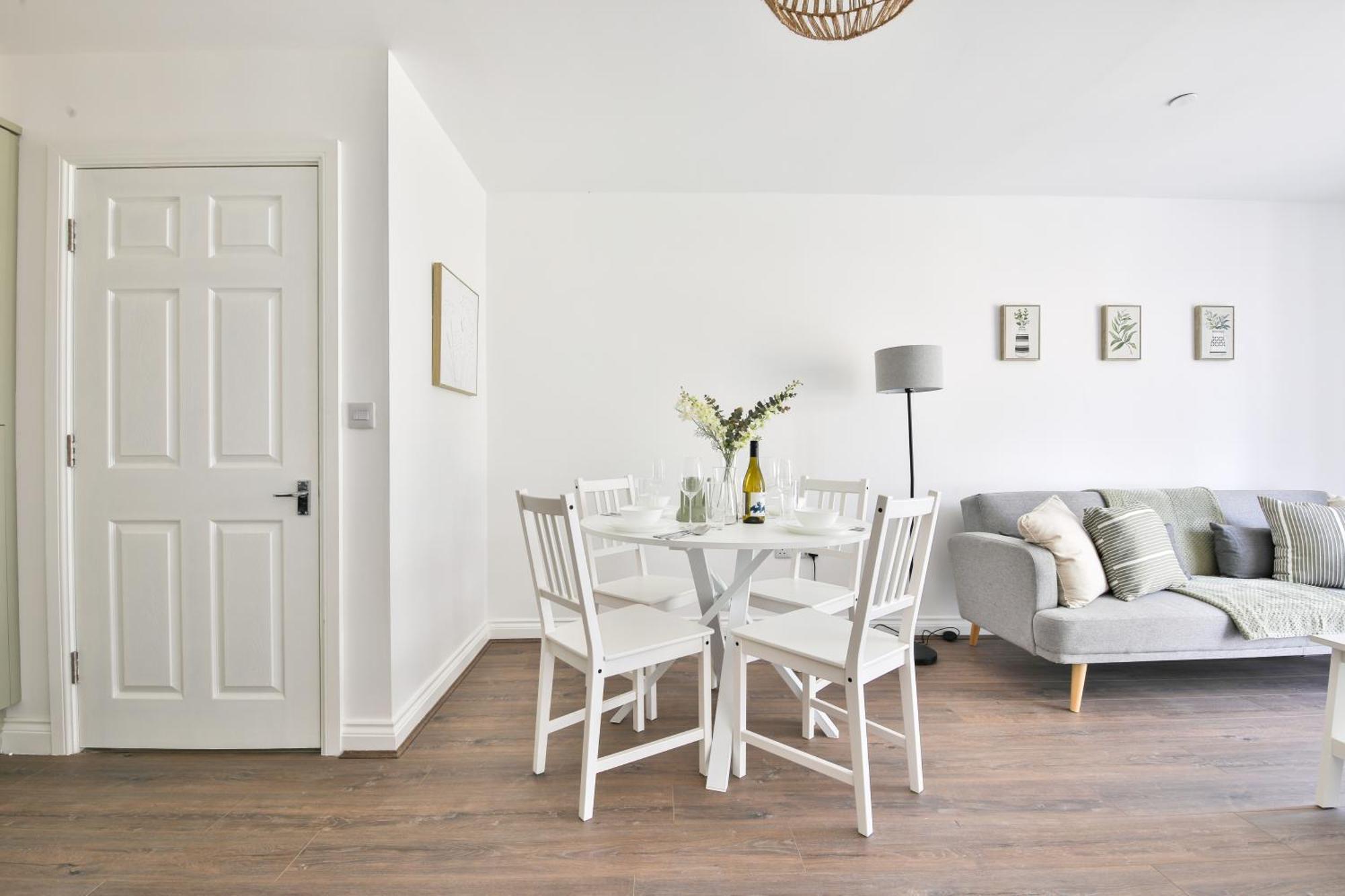 Stayright Spacious With Private Parking- 15-minute Stroll To Town Centre