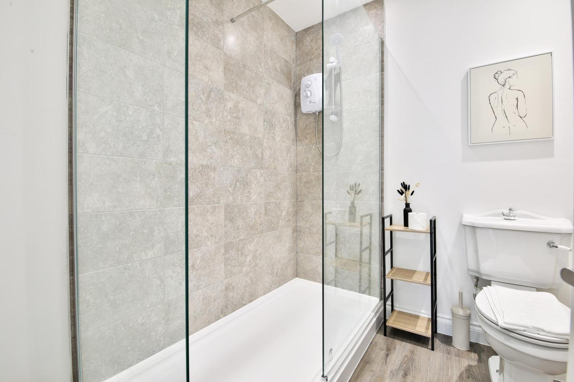 Stayright Spacious With Private Parking- 15-minute Stroll To Town Centre Apartment *