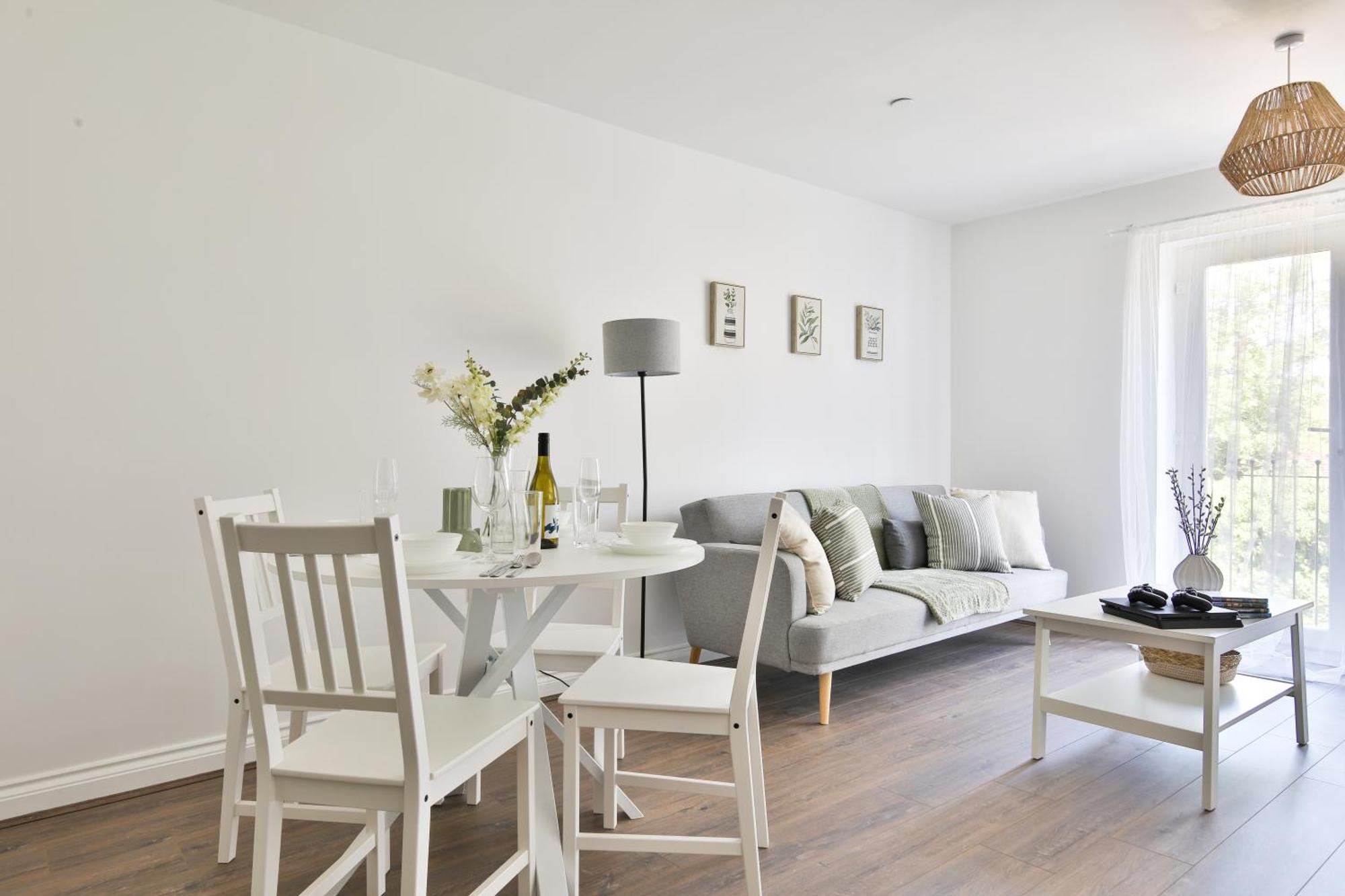 Apartment Stayright Spacious With Private Parking- 15-minute Stroll To Town Centre