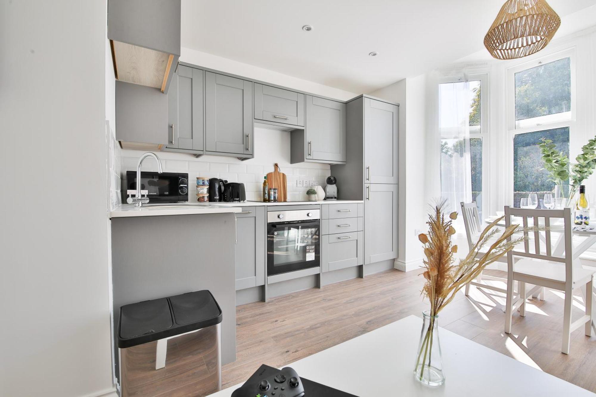 Stayright Spacious With Private Parking- 15-minute Stroll To Town Centre