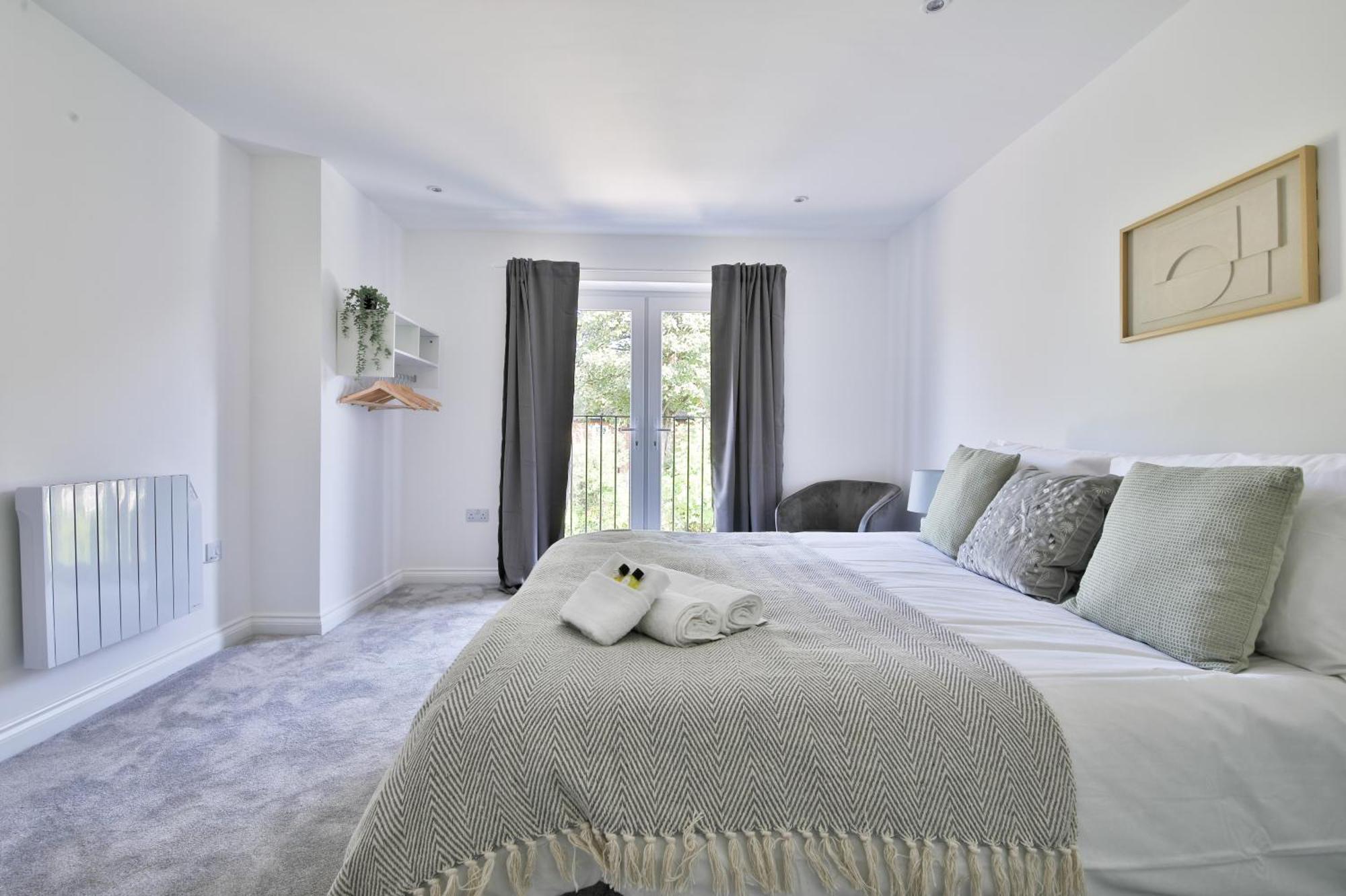 Stayright Spacious With Private Parking- 15-minute Stroll To Town Centre Apartment *