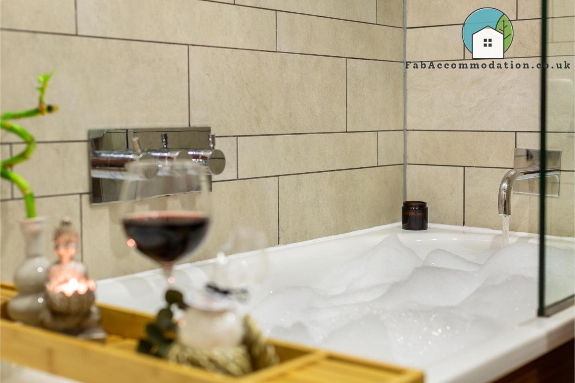 Amazing Flat-parking Available-by Fabaccommodation Apartment *